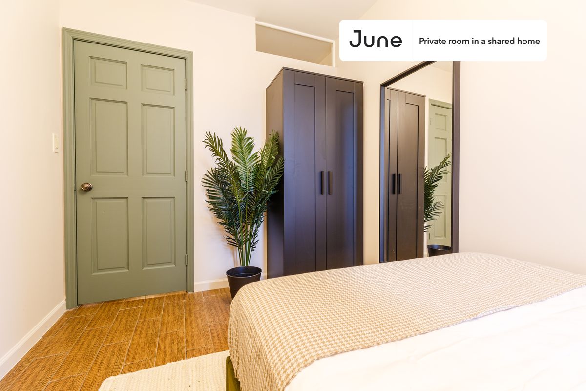 PLEASE NOTE: This is a private room in a shared apartment. You will have your own bedroom and shared common areas (kitchen, bathroom, etc.) with other residents.
Full bedroom in a 3 bedroom / 1 bathroom apartment!
Check out 3D tour now: https://jnhm.es/RS
This Full room in Chinatown is available on a 12 month lease or a flexible short term (31 to 364 days) lease. You pick your custom start and end date. Monthly rent rate is determined by furnishing preference, move-in date and move-out date. Speak to a June representative for recommendations on the best stay duration for the lowest rate, and learn more about this home on the June website: https://jnhm.es/FL
Amenities of this home: Furnished Common Areas, Wi-Fi - Paid separately (High-Speed), Guarantors Allowed, 32-inch Flat-Screen TV, Laundry - Paid separately (in building), Hardwood Flooring, Microwave, Oven, Refrigerator, also, this unit is conveniently located, several local parks, restaurants and bars are just minutes away.
About June Homes: Welcome to the easiest rental experience of your life. Rent furnished or unfurnished apartments on a 12 month lease or a flexible short term (31 to 364 days). As a resident, you’ll have access to 24/7 support and monthly cleanings of the home’s shared spaces. Sign up now to apply online for your next home with June: https://jnhm.es/sign-roomi
Brokers welcome! Contact us for more details.
Interested? Use this listing ID when speaking to June team: #263 C