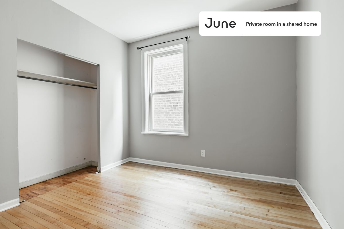 

PLEASE NOTE: This is a private room in a shared apartment. You will have your own bedroom and shared common areas (kitchen, bathroom, etc.) with other residents.

Full bedroom in a 3 bedroom / 1 bathroom apartment!

Check out 3D tour now:  https://jnhm.es/866

This  Full room in Wrigleyville  is available on a 12 month lease or a flexible short term (31 to 364 days) lease. You pick your custom start and end date. Monthly rent rate is determined by furnishing preference, move-in date and move-out date. Speak to a June representative for recommendations on the best stay duration for the lowest rate, and learn more about this home on the June website:  https://jnhm.es/6cL

Amenities of this home:   Dishwasher,    Furnished Common Areas,    Wi-Fi - Paid separately (High-Speed),    Guarantors Allowed,       32-inch Flat-Screen TV,    Street parking - City permit required,    Laundry - Paid separately (in building),       Office Alcove,    Hardwood Flooring,    Microwave,    Oven,    Refrigerator,   also, this unit is conveniently located, several local parks, restaurants and bars are just minutes away.

About June Homes: Welcome to the easiest rental experience of your life. Rent furnished or unfurnished apartments on a 12 month lease or a flexible short term (31 to 364 days). As a resident, you’ll have access to 24/7 support and monthly cleanings of the home’s shared spaces. Sign up now to apply online for your next home with June: https://jnhm.es/sign-roomi

Brokers welcome! Contact us for more details.

Interested? Kindly note that the minimum stay duration would be 32 days. 

Use this listing ID when speaking to June team:  #1330 B