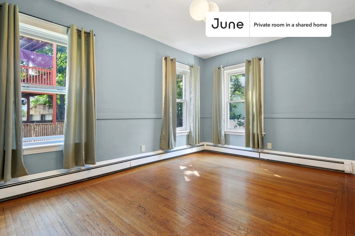 

PLEASE NOTE: This is a private room in a shared apartment. You will have your own bedroom and shared common areas (kitchen, bathroom, etc.) with other residents.

Full bedroom in a 4 bedroom / 2 bathroom apartment!

Check out 3D tour now:  https://jnhm.es/R7

This  Full room in Allston  is available on a 12 month lease or a flexible short term (31 to 364 days) lease. You pick your custom start and end date. Monthly rent rate is determined by furnishing preference, move-in date and move-out date. Speak to a June representative for recommendations on the best stay duration for the lowest rate, and learn more about this home on the June website:  https://jnhm.es/5uN

Amenities of this home:   Dishwasher,    Furnished Common Areas,    Wi-Fi - Paid separately (High-Speed),    Guarantors Allowed,          Street parking - City permit required,    Laundry - Paid separately (in building),    Smart lock,    Hardwood Flooring,    Microwave,    Oven,    Refrigerator,   also, this unit is conveniently located, several local parks, restaurants and bars are just minutes away.

About June Homes: Welcome to the easiest rental experience of your life. Rent furnished or unfurnished apartments on a 12 month lease or a flexible short term (31 to 364 days). As a resident, you’ll have access to 24/7 support and monthly cleanings of the home’s shared spaces. Sign up now to apply online for your next home with June: https://jnhm.es/sign-roomi

Brokers welcome! Contact us for more details.

Interested? Kindly note that the minimum stay duration would be 31 days. 

Use this listing ID when speaking to June team:  #421 D