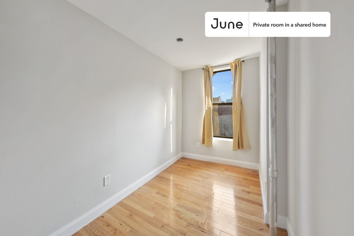 

PLEASE NOTE: This is a private room in a shared apartment. You will have your own bedroom and shared common areas (kitchen, bathroom, etc.) with other residents.

Full bedroom in a 4 bedroom / 2 bathroom apartment!

Check out 3D tour now:  https://jnhm.es/V5

This  Full room in East Harlem  is available on a 12 month lease or a flexible short term (31 to 364 days) lease. You pick your custom start and end date. Monthly rent rate is determined by furnishing preference, move-in date and move-out date. Speak to a June representative for recommendations on the best stay duration for the lowest rate, and learn more about this home on the June website:  https://jnhm.es/5HT

Amenities of this home:   Dishwasher,    Furnished Common Areas,    Wi-Fi - Paid separately (High-Speed),    Elevator,    Guarantors Allowed,       32-inch Flat-Screen TV,       Street parking - City permit required,    Laundry in home (free),    Hardwood Flooring,    Microwave,    Oven,    Refrigerator,   also, this unit is conveniently located, several local parks, restaurants and bars are just minutes away.

About June Homes: Welcome to the easiest rental experience of your life. Rent furnished or unfurnished apartments on a 12 month lease or a flexible short term (31 to 364 days). As a resident, you’ll have access to 24/7 support and monthly cleanings of the home’s shared spaces. Sign up now to apply online for your next home with June: https://jnhm.es/sign-roomi

Brokers welcome! Contact us for more details.

Interested? Use this listing ID when speaking to June team:  #706 D