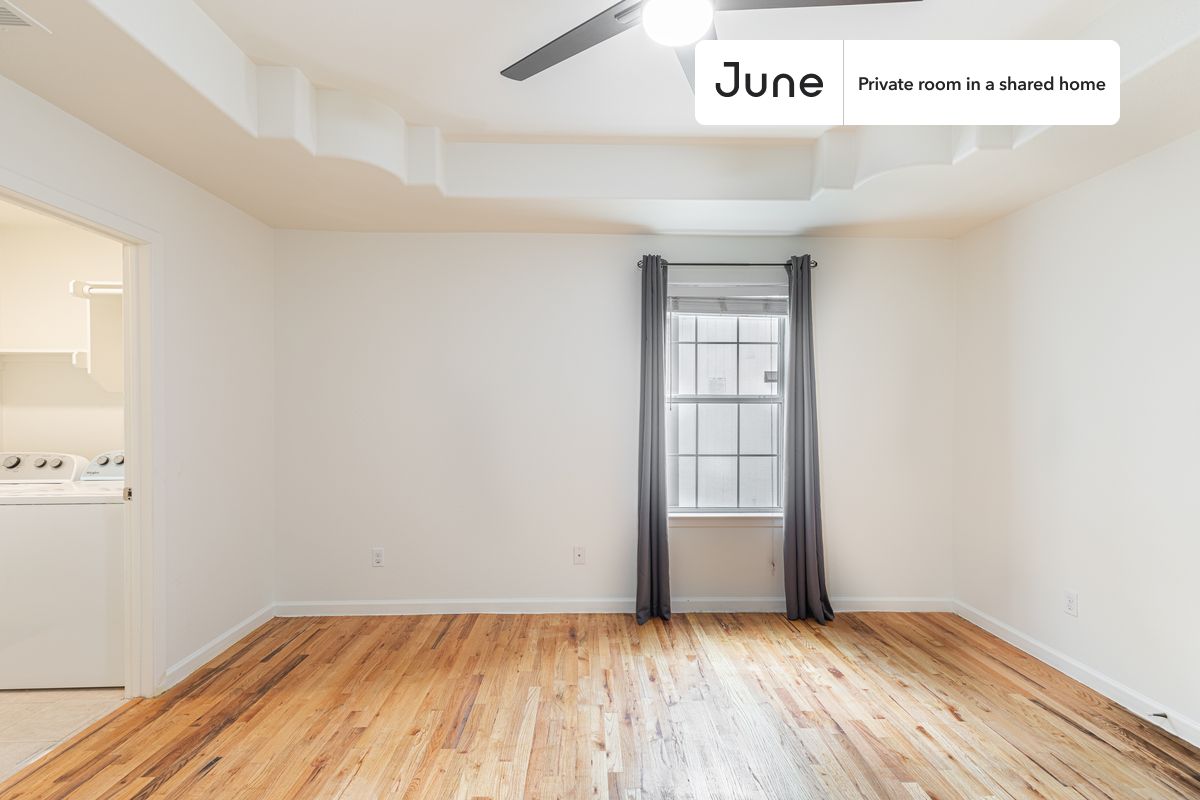 

PLEASE NOTE: This is a private room in a shared apartment. You will have your own bedroom and shared common areas (kitchen, bathroom, etc.) with other residents.

Queen bedroom in a 4 bedroom / 2 bathroom apartment!

Check out 3D tour now:  https://jnhm.es/84w

This  Queen room in Highland  is available on a 12 month lease or a flexible short term (31 to 364 days) lease. You pick your custom start and end date. Monthly rent rate is determined by furnishing preference, move-in date and move-out date. Speak to a June representative for recommendations on the best stay duration for the lowest rate, and learn more about this home on the June website:  https://jnhm.es/67x

Amenities of this home:   Dishwasher,    Furnished Common Areas,    Wi-Fi - Paid separately (High-Speed),    Guarantors Allowed,       32-inch Flat-Screen TV,    Central AC (Common space),    Laundry in home (free),    Hardwood Flooring,    Microwave,    Oven,    Refrigerator,   also, this unit is conveniently located, several local parks, restaurants and bars are just minutes away.

About June Homes: Welcome to the easiest rental experience of your life. Rent furnished or unfurnished apartments on a 12 month lease or a flexible short term (31 to 364 days). As a resident, you’ll have access to 24/7 support and monthly cleanings of the home’s shared spaces. Sign up now to apply online for your next home with June: https://jnhm.es/sign-roomi

Brokers welcome! Contact us for more details.

Interested? Use this listing ID when speaking to June team:  #1229 B