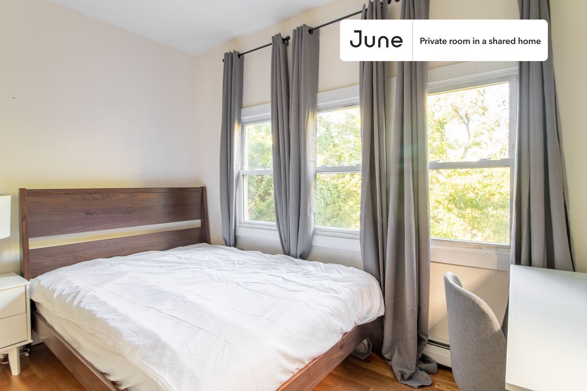 

PLEASE NOTE: This is a private room in a shared apartment. You will have your own bedroom and shared common areas (kitchen, bathroom, etc.) with other residents.

Queen bedroom in a 5 bedroom / 1 bathroom apartment!

Check out 3D tour now:  https://jnhm.es/88Z

This  Queen room in Mission Hill  is available on a 12 month lease or a flexible short term (31 to 364 days) lease. You pick your custom start and end date. Monthly rent rate is determined by furnishing preference, move-in date and move-out date. Speak to a June representative for recommendations on the best stay duration for the lowest rate, and learn more about this home on the June website:  https://jnhm.es/61i

Amenities of this home:   Dishwasher,    Furnished Common Areas,    Wi-Fi - Paid separately (High-Speed),    Guarantors Allowed,          Laundry - Paid separately (in building),    Hardwood Flooring,    Microwave,    Oven,    Refrigerator,   also, this unit is conveniently located, several local parks, restaurants and bars are just minutes away.

About June Homes: Welcome to the easiest rental experience of your life. Rent furnished or unfurnished apartments on a 12 month lease or a flexible short term (31 to 364 days). As a resident, you’ll have access to 24/7 support and monthly cleanings of the home’s shared spaces. Sign up now to apply online for your next home with June: https://jnhm.es/sign-roomi

Brokers welcome! Contact us for more details.

Interested? Kindly note that the minimum stay duration would be 31 days. 

Use this listing ID when speaking to June team:  #1068 E