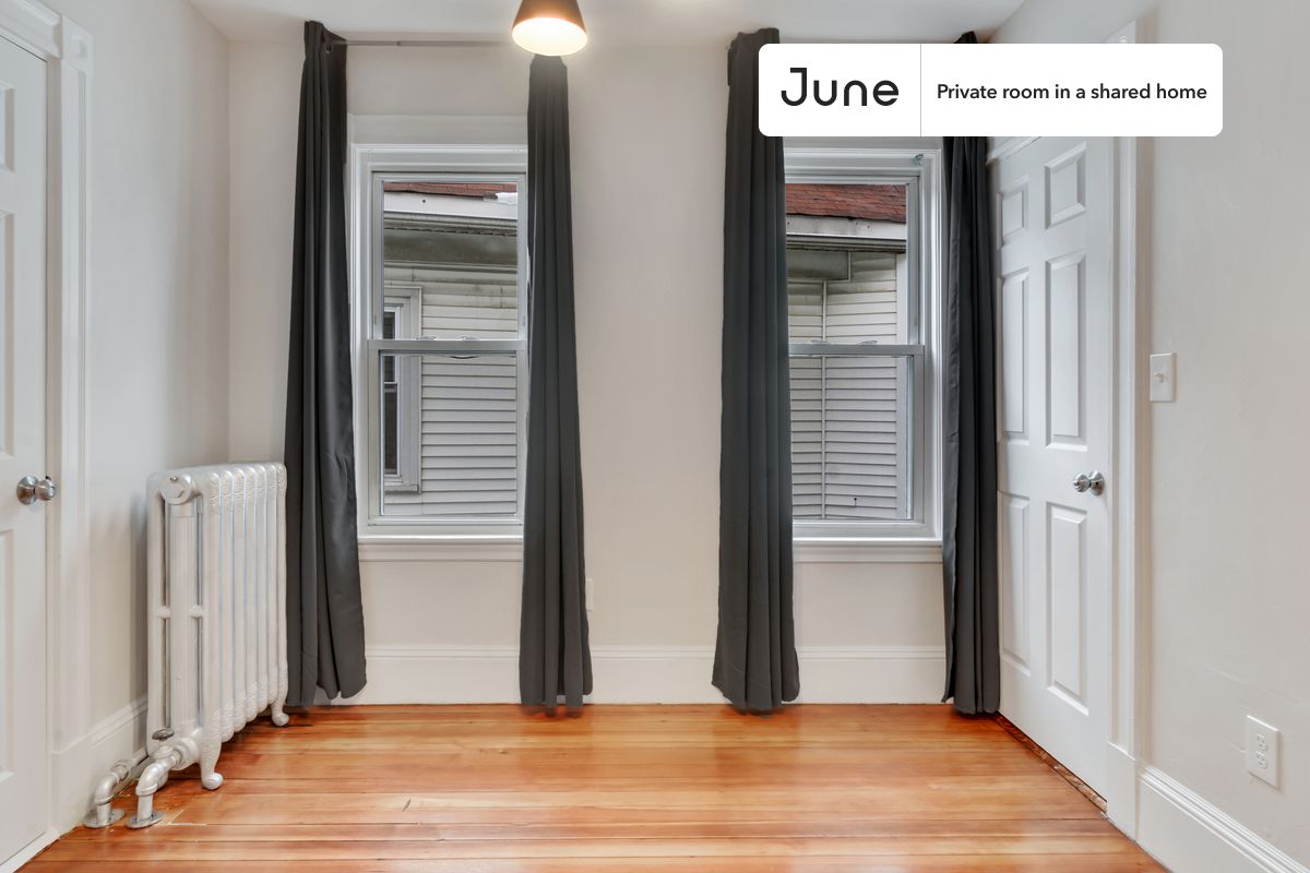 PLEASE NOTE: This is a private room in a shared apartment. You will have your own bedroom and shared common areas (kitchen, bathroom, etc.) with other residents.
Queen bedroom in a 4 bedroom / 2 bathroom apartment!
Check out 3D tour now: https://jnhm.es/RQ
This Queen room in Allston is available on a 12 month lease or a flexible short term (31 to 364 days) lease. You pick your custom start and end date. Monthly rent rate is determined by furnishing preference, move-in date and move-out date. Speak to a June representative for recommendations on the best stay duration for the lowest rate, and learn more about this home on the June website: https://jnhm.es/5w1
Amenities of this home: Dishwasher, Furnished Common Areas, Wi-Fi - Paid separately (High-Speed), Guarantors Allowed, Dine in kitchen, Smart lock, Front porch, Living area, Wall-Mounted TV, Hardwood Flooring, Microwave, Oven, Refrigerator, also, this unit is conveniently located, several local parks, restaurants and bars are just minutes away.
About June Homes: Welcome to the easiest rental experience of your life. Rent furnished or unfurnished apartments on a 12 month lease or a flexible short term (31 to 364 days). As a resident, you’ll have access to 24/7 support and monthly cleanings of the home’s shared spaces. Sign up now to apply online for your next home with June: https://jnhm.es/sign-roomi
Brokers welcome! Contact us for more details.
Interested? Kindly note that the minimum stay duration would be 31 days.
Use this listing ID when speaking to June team: #444 D