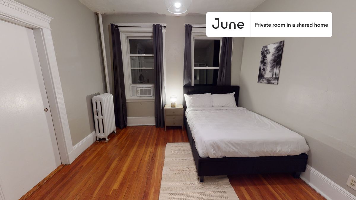

PLEASE NOTE: This is a private room in a shared apartment. You will have your own bedroom and shared common areas (kitchen, bathroom, etc.) with other residents.

Queen bedroom in a 3 bedroom / 1 bathroom apartment!

Check out 3D tour now:  https://jnhm.es/Vt

This  Queen room in Allston  is available on a 12 month lease or a flexible short term (31 to 364 days) lease. You pick your custom start and end date. Monthly rent rate is determined by furnishing preference, move-in date and move-out date. Speak to a June representative for recommendations on the best stay duration for the lowest rate, and learn more about this home on the June website:  https://jnhm.es/5GR

Amenities of this home:   Guarantors Allowed,    Dishwasher,    Furnished Common Areas,    Wi-Fi - Paid separately (High-Speed),       32-inch Flat-Screen TV,       Street parking - City permit required,    Laundry - Paid separately (in building),    Hardwood Flooring,    Microwave,    Oven,    Refrigerator,   also, this unit is conveniently located, several local parks, restaurants and bars are just minutes away.

About June Homes: Welcome to the easiest rental experience of your life. Rent furnished or unfurnished apartments on a 12 month lease or a flexible short term (31 to 364 days). As a resident, you’ll have access to 24/7 support and monthly cleanings of the home’s shared spaces. Sign up now to apply online for your next home with June: https://jnhm.es/sign-roomi

Brokers welcome! Contact us for more details.

Interested? Kindly note that the minimum stay duration would be 31 days. 

Use this listing ID when speaking to June team:  #679 B