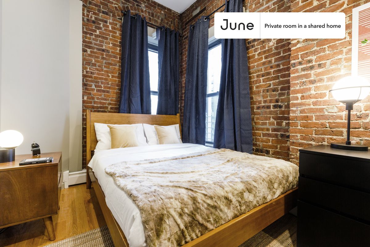 PLEASE NOTE: This is a private room in a shared apartment. You will have your own bedroom and shared common areas (kitchen, bathroom, etc.) with other residents.
Queen bedroom in a 4 bedroom / 4 bathroom apartment!
Check out 3D tour now: https://jnhm.es/Ql
This Queen room in Midtown East is available on a 12 month lease or a flexible short term (31 to 364 days) lease. You pick your custom start and end date. Monthly rent rate is determined by furnishing preference, move-in date and move-out date. Speak to a June representative for recommendations on the best stay duration for the lowest rate, and learn more about this home on the June website: https://jnhm.es/I0
Amenities of this home: Dine in kitchen, Laundry in home (free), Smart lock, Dishwasher, Furnished Common Areas, Wi-Fi - Paid separately (High-Speed), Guarantors Allowed, Hardwood Flooring, Microwave, Oven, Refrigerator, also, this unit is conveniently located, several local parks, restaurants and bars are just minutes away.
About June Homes: Welcome to the easiest rental experience of your life. Rent furnished or unfurnished apartments on a 12 month lease or a flexible short term (31 to 364 days). As a resident, you’ll have access to 24/7 support and monthly cleanings of the home’s shared spaces. Sign up now to apply online for your next home with June: https://jnhm.es/sign-roomi
Brokers welcome! Contact us for more details.
Interested? Use this listing ID when speaking to June team: #299 C
