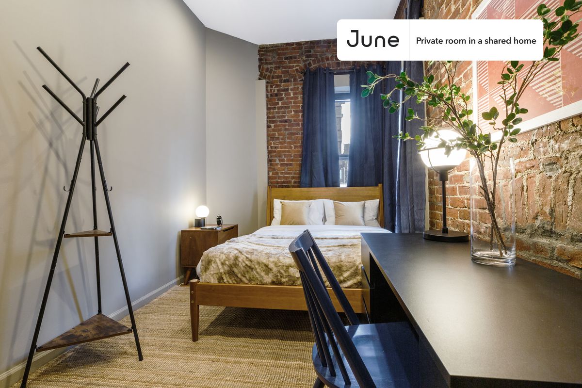 PLEASE NOTE: This is a private room in a shared apartment. You will have your own bedroom and shared common areas (kitchen, bathroom, etc.) with other residents.
Queen bedroom in a 4 bedroom / 4 bathroom apartment!
Check out 3D tour now: https://jnhm.es/Ql
This Queen room in Midtown East is available on a 12 month lease or a flexible short term (31 to 364 days) lease. You pick your custom start and end date. Monthly rent rate is determined by furnishing preference, move-in date and move-out date. Speak to a June representative for recommendations on the best stay duration for the lowest rate, and learn more about this home on the June website: https://jnhm.es/I0
Amenities of this home: Dine in kitchen, Laundry in home (free), Smart lock, Dishwasher, Furnished Common Areas, Wi-Fi - Paid separately (High-Speed), Guarantors Allowed, Hardwood Flooring, Microwave, Oven, Refrigerator, also, this unit is conveniently located, several local parks, restaurants and bars are just minutes away.
About June Homes: Welcome to the easiest rental experience of your life. Rent furnished or unfurnished apartments on a 12 month lease or a flexible short term (31 to 364 days). As a resident, you’ll have access to 24/7 support and monthly cleanings of the home’s shared spaces. Sign up now to apply online for your next home with June: https://jnhm.es/sign-roomi
Brokers welcome! Contact us for more details.
Interested? Use this listing ID when speaking to June team: #299 C