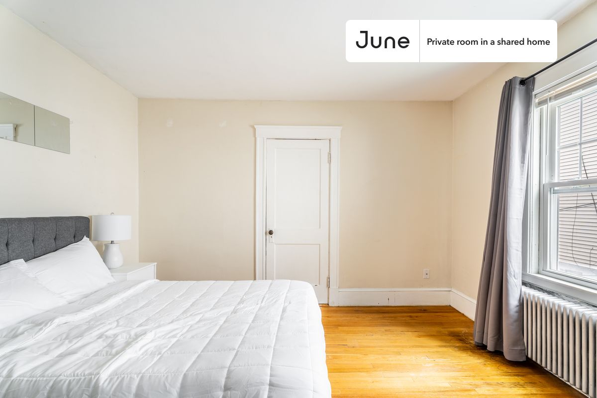 PLEASE NOTE: This is a private room in a shared apartment. You will have your own bedroom and shared common areas (kitchen, bathroom, etc.) with other residents.
Full bedroom in a 4 bedroom / 1.5 bathroom apartment!
Check out 3D tour now: https://jnhm.es/89H
This Full room in Brighton is available on a 12 month lease or a flexible short term (31 to 364 days) lease. You pick your custom start and end date. Monthly rent rate is determined by furnishing preference, move-in date and move-out date. Speak to a June representative for recommendations on the best stay duration for the lowest rate, and learn more about this home on the June website: https://jnhm.es/6eH
Amenities of this home: Dishwasher, Furnished Common Areas, Wi-Fi - Paid separately (High-Speed), Guarantors Allowed, Street parking - City permit required, Laundry in building (free), Wall-Mounted TV, Hardwood Flooring, Microwave, Oven, Refrigerator, also, this unit is conveniently located, several local parks, restaurants and bars are just minutes away.
About June Homes: Welcome to the easiest rental experience of your life. Rent furnished or unfurnished apartments on a 12 month lease or a flexible short term (31 to 364 days). As a resident, you’ll have access to 24/7 support and monthly cleanings of the home’s shared spaces. Sign up now to apply online for your next home with June: https://jnhm.es/sign-roomi
Brokers welcome! Contact us for more details.
Interested? Kindly note that the minimum stay duration would be 31 days.
Use this listing ID when speaking to June team: #1372 C