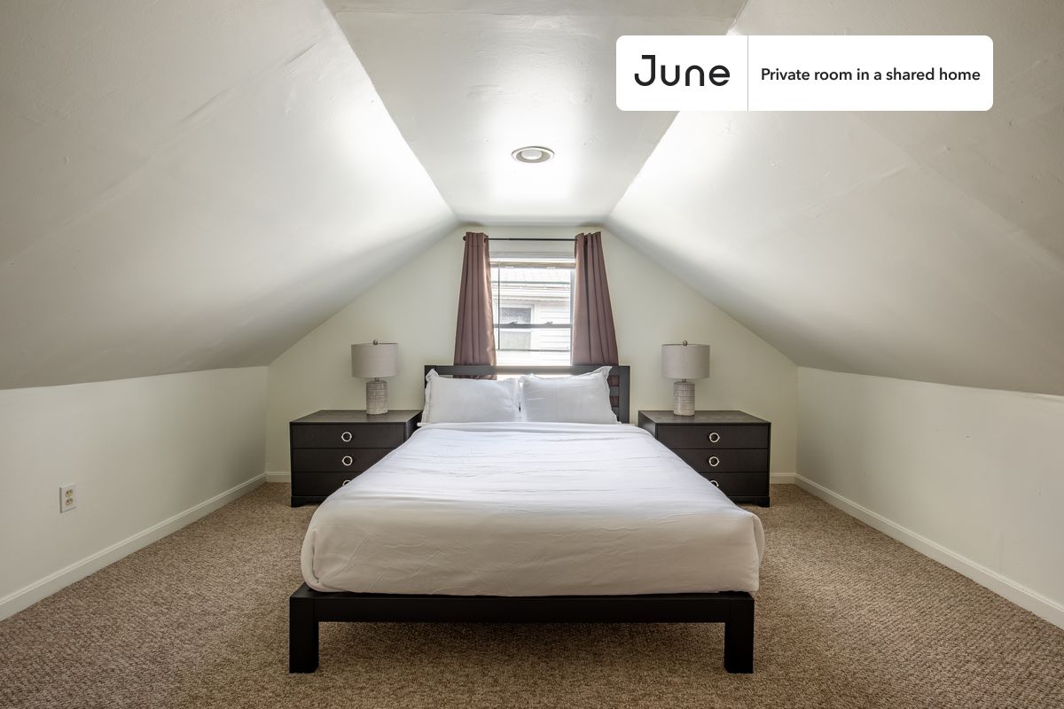 

PLEASE NOTE: This is a private room in a shared apartment. You will have your own bedroom and shared common areas (kitchen, bathroom, etc.) with other residents.

Queen bedroom in a 5 bedroom / 2 bathroom apartment!

Check out 3D tour now:  https://jnhm.es/847

This  Queen room in Brighton  is available on a 12 month lease or a flexible short term (31 to 364 days) lease. You pick your custom start and end date. Monthly rent rate is determined by furnishing preference, move-in date and move-out date. Speak to a June representative for recommendations on the best stay duration for the lowest rate, and learn more about this home on the June website:  https://jnhm.es/636

Amenities of this home:   Dishwasher,    Furnished Common Areas,    Wi-Fi - Paid separately (High-Speed),    Guarantors Allowed,          Laundry in home (free),    Wall-Mounted TV,    Parking Spot (Paid separately),    Hardwood Flooring,    Microwave,    Oven,    Refrigerator,    Parking through SpotHero Paid,   also, this unit is conveniently located, several local parks, restaurants and bars are just minutes away.

About June Homes: Welcome to the easiest rental experience of your life. Rent furnished or unfurnished apartments on a 12 month lease or a flexible short term (31 to 364 days). As a resident, you’ll have access to 24/7 support and monthly cleanings of the home’s shared spaces. Sign up now to apply online for your next home with June: https://jnhm.es/sign-roomi

Brokers welcome! Contact us for more details.

Interested? Kindly note that the minimum stay duration would be 31 days. 

Use this listing ID when speaking to June team:  #1097 C