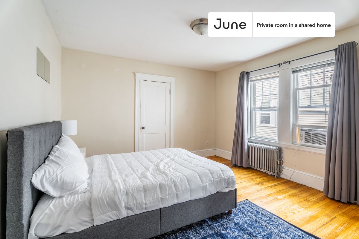 PLEASE NOTE: This is a private room in a shared apartment. You will have your own bedroom and shared common areas (kitchen, bathroom, etc.) with other residents.
Full bedroom in a 4 bedroom / 1.5 bathroom apartment!
Check out 3D tour now: https://jnhm.es/89H
This Full room in Brighton is available on a 12 month lease or a flexible short term (31 to 364 days) lease. You pick your custom start and end date. Monthly rent rate is determined by furnishing preference, move-in date and move-out date. Speak to a June representative for recommendations on the best stay duration for the lowest rate, and learn more about this home on the June website: https://jnhm.es/6eH
Amenities of this home: Dishwasher, Furnished Common Areas, Wi-Fi - Paid separately (High-Speed), Guarantors Allowed, Street parking - City permit required, Laundry in building (free), Wall-Mounted TV, Hardwood Flooring, Microwave, Oven, Refrigerator, also, this unit is conveniently located, several local parks, restaurants and bars are just minutes away.
About June Homes: Welcome to the easiest rental experience of your life. Rent furnished or unfurnished apartments on a 12 month lease or a flexible short term (31 to 364 days). As a resident, you’ll have access to 24/7 support and monthly cleanings of the home’s shared spaces. Sign up now to apply online for your next home with June: https://jnhm.es/sign-roomi
Brokers welcome! Contact us for more details.
Interested? Kindly note that the minimum stay duration would be 31 days.
Use this listing ID when speaking to June team: #1372 C