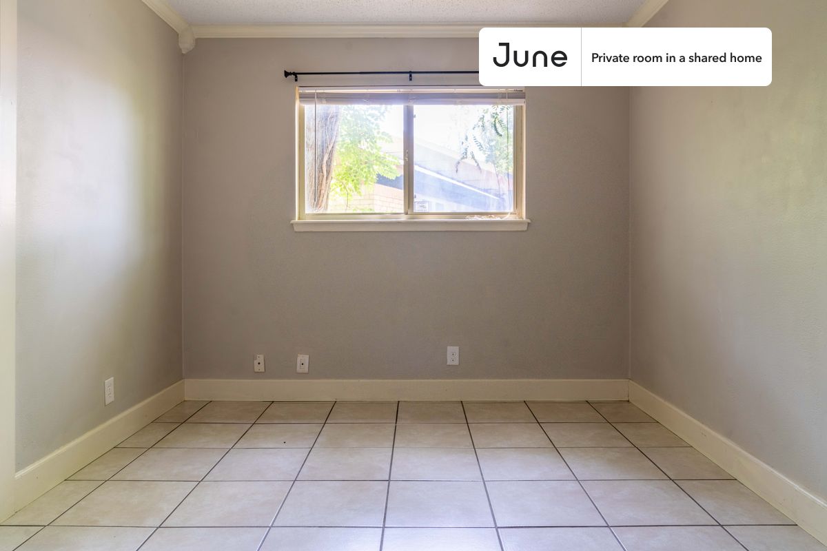 

PLEASE NOTE: This is a private room in a shared apartment. You will have your own bedroom and shared common areas (kitchen, bathroom, etc.) with other residents.

Queen bedroom in a 3 bedroom / 2 bathroom apartment!

Check out 3D tour now:  https://jnhm.es/877

This  Queen room in North Austin  is available on a 12 month lease or a flexible short term (31 to 364 days) lease. You pick your custom start and end date. Monthly rent rate is determined by furnishing preference, move-in date and move-out date. Speak to a June representative for recommendations on the best stay duration for the lowest rate, and learn more about this home on the June website:  https://jnhm.es/6ee

Amenities of this home:   Dishwasher,    Furnished Common Areas,    Wi-Fi - Paid separately (High-Speed),    Guarantors Allowed,       32-inch Flat-Screen TV,    Dining area,    Street parking - City permit required,    Laundry in home (free),       Enclosed backyard,    Fireplace,    Hardwood Flooring,    Microwave,    Oven,    Refrigerator,   also, this unit is conveniently located, several local parks, restaurants and bars are just minutes away.

About June Homes: Welcome to the easiest rental experience of your life. Rent furnished or unfurnished apartments on a 12 month lease or a flexible short term (31 to 364 days). As a resident, you’ll have access to 24/7 support and monthly cleanings of the home’s shared spaces. Sign up now to apply online for your next home with June: https://jnhm.es/sign-roomi

Brokers welcome! Contact us for more details.

Interested? Use this listing ID when speaking to June team:  #1360 C