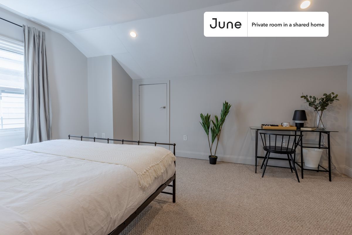 

PLEASE NOTE: This is a private room in a shared apartment. You will have your own bedroom and shared common areas (kitchen, bathroom, etc.) with other residents.

Queen bedroom in a 5 bedroom / 3 bathroom apartment!

Check out 3D tour now:  https://jnhm.es/QG

This  Queen room in South Boston  is available on a 12 month lease or a flexible short term (31 to 364 days) lease. You pick your custom start and end date. Monthly rent rate is determined by furnishing preference, move-in date and move-out date. Speak to a June representative for recommendations on the best stay duration for the lowest rate, and learn more about this home on the June website:  https://jnhm.es/KB

Amenities of this home:   Dishwasher,    Furnished Common Areas,    Wi-Fi - Paid separately (High-Speed),    Guarantors Allowed,       32-inch Flat-Screen TV,    Dining area,       Street parking - City permit required,    Laundry in home (free),    Smart lock,    Balcony,    Hardwood Flooring,    Microwave,    Oven,    Refrigerator,   also, this unit is conveniently located, several local parks, restaurants and bars are just minutes away.

About June Homes: Welcome to the easiest rental experience of your life. Rent furnished or unfurnished apartments on a 12 month lease or a flexible short term (31 to 364 days). As a resident, you’ll have access to 24/7 support and monthly cleanings of the home’s shared spaces. Sign up now to apply online for your next home with June: https://jnhm.es/sign-roomi

Brokers welcome! Contact us for more details.

Interested? Kindly note that the minimum stay duration would be 31 days. 

Use this listing ID when speaking to June team:  #349 E
