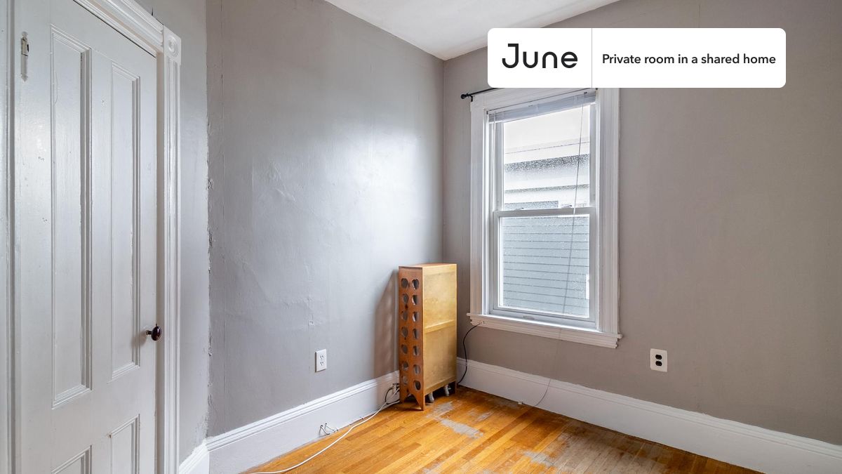 

PLEASE NOTE: This is a private room in a shared apartment. You will have your own bedroom and shared common areas (kitchen, bathroom, etc.) with other residents.

Full bedroom in a 5 bedroom / 1 bathroom apartment!

Check out 3D tour now:  https://jnhm.es/8dx

This  Full room in Somerville  is available on a 12 month lease or a flexible short term (31 to 364 days) lease. You pick your custom start and end date. Monthly rent rate is determined by furnishing preference, move-in date and move-out date. Speak to a June representative for recommendations on the best stay duration for the lowest rate, and learn more about this home on the June website:  https://jnhm.es/6ut

Amenities of this home:   Dishwasher,    Furnished Common Areas,    Wi-Fi - Paid separately (High-Speed),    Guarantors Allowed,       Dine in kitchen,       Laundry - Paid separately (in building),    Hardwood Flooring,    Microwave,    Oven,    Refrigerator,   also, this unit is conveniently located, several local parks, restaurants and bars are just minutes away.

About June Homes: Welcome to the easiest rental experience of your life. Rent furnished or unfurnished apartments on a 12 month lease or a flexible short term (31 to 364 days). As a resident, you’ll have access to 24/7 support and monthly cleanings of the home’s shared spaces. Sign up now to apply online for your next home with June: https://jnhm.es/sign-roomi

Brokers welcome! Contact us for more details.

Interested? Kindly note that the minimum stay duration would be 31 days. 

Use this listing ID when speaking to June team:  #1703 D