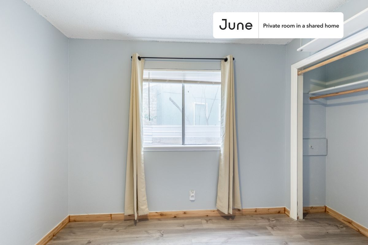 

PLEASE NOTE: This is a private room in a shared apartment. You will have your own bedroom and shared common areas (kitchen, bathroom, etc.) with other residents.

Queen bedroom in a 3 bedroom / 1.5 bathroom apartment!

Check out 3D tour now:  https://jnhm.es/84x

This  Queen room in South Manchaca  is available on a 12 month lease or a flexible short term (31 to 364 days) lease. You pick your custom start and end date. Monthly rent rate is determined by furnishing preference, move-in date and move-out date. Speak to a June representative for recommendations on the best stay duration for the lowest rate, and learn more about this home on the June website:  https://jnhm.es/688

Amenities of this home:   Dishwasher,    Furnished Common Areas,    Wi-Fi - Paid separately (High-Speed),    Guarantors Allowed,       Decorative fireplace,    32-inch Flat-Screen TV,       Driveway parking (Paid separately),    Hardwood Flooring,    Microwave,    Oven,    Refrigerator,   also, this unit is conveniently located, several local parks, restaurants and bars are just minutes away.

About June Homes: Welcome to the easiest rental experience of your life. Rent furnished or unfurnished apartments on a 12 month lease or a flexible short term (31 to 364 days). As a resident, you’ll have access to 24/7 support and monthly cleanings of the home’s shared spaces. Sign up now to apply online for your next home with June: https://jnhm.es/sign-roomi

Brokers welcome! Contact us for more details.

Interested? Use this listing ID when speaking to June team:  #1236 B
