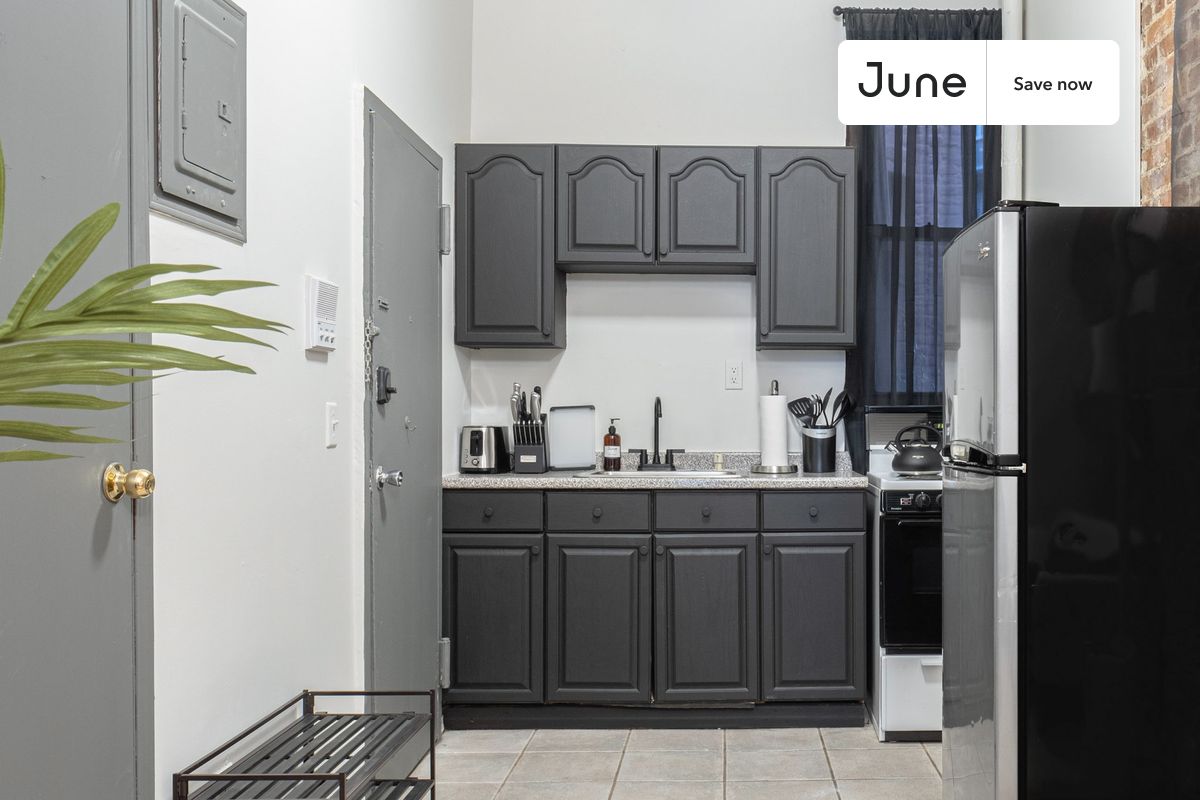 



1 bedroom in Chelsea on flexible lease terms.

Check out 3D tour now:  https://jnhm.es/OB

This  1 bedroom apartment on the Chelsea  is available on a 12 month lease or a flexible short term (31 to 364 days) lease. You pick your custom start and end date. Monthly rent rate is determined by furnishing preference, move-in date and move-out date. Speak to a June representative for recommendations on the best stay duration for the lowest rate, and learn more about this home on the June website:     https://jnhm.es/Fl

Amenities of this home:   Wi-Fi - Paid separately (High-Speed),    Guarantors Allowed,       32-inch Flat-Screen TV,    Couple-Friendly,    East facing,       Full size desk,    Queen bed,    Hardwood Flooring,    Microwave,    Oven,    Refrigerator,   also, this unit is conveniently located, several local parks, restaurants and bars are just minutes away.

About June Homes: Welcome to the easiest rental experience of your life. Rent furnished or unfurnished apartments on a 12 month lease or a flexible short term (31 to 364 days). As a resident, you’ll have access to 24/7 support and monthly cleanings of the home’s shared spaces. Sign up now to apply online for your next home with June: https://jnhm.es/sign-roomi

Brokers welcome! Contact us for more details.

Interested? Use this listing ID when speaking to June team:  #253