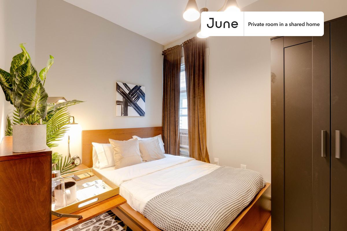 PLEASE NOTE: This is a private room in a shared apartment. You will have your own bedroom and shared common areas (kitchen, bathroom, etc.) with other residents.
Full bedroom in a 4 bedroom / 1.5 bathroom apartment!
Check out 3D tour now: https://jnhm.es/Qk
This Full room in South Boston is available on a 12 month lease or a flexible short term (31 to 364 days) lease. You pick your custom start and end date. Monthly rent rate is determined by furnishing preference, move-in date and move-out date. Speak to a June representative for recommendations on the best stay duration for the lowest rate, and learn more about this home on the June website: https://jnhm.es/Cb
Amenities of this home: Dishwasher, Furnished Common Areas, Wi-Fi - Paid separately (High-Speed), Guarantors Allowed, 32-inch Flat-Screen TV, Dine in kitchen, Street parking - City permit required, Laundry in home (free), Smart lock, Storage available, Balcony, Hardwood Flooring, Microwave, Oven, Refrigerator, also, this unit is conveniently located, several local parks, restaurants and bars are just minutes away.
About June Homes: Welcome to the easiest rental experience of your life. Rent furnished or unfurnished apartments on a 12 month lease or a flexible short term (31 to 364 days). As a resident, you’ll have access to 24/7 support and monthly cleanings of the home’s shared spaces. Sign up now to apply online for your next home with June: https://jnhm.es/sign-roomi
Brokers welcome! Contact us for more details.
Interested? Kindly note that the minimum stay duration would be 31 days.
Use this listing ID when speaking to June team: #193 2C