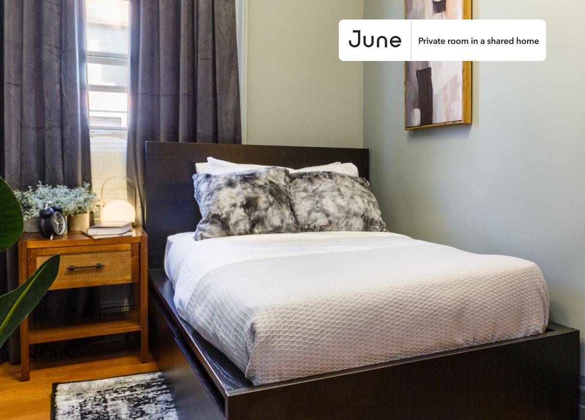 

PLEASE NOTE: This is a private room in a shared apartment. You will have your own bedroom and shared common areas (kitchen, bathroom, etc.) with other residents.

Twin bedroom in a 4 bedroom / 1 bathroom apartment!

Check out 3D tour now:  https://jnhm.es/Q8

This  Twin room in Chelsea  is available on a 12 month lease or a flexible short term (31 to 364 days) lease. You pick your custom start and end date. Monthly rent rate is determined by furnishing preference, move-in date and move-out date. Speak to a June representative for recommendations on the best stay duration for the lowest rate, and learn more about this home on the June website:  https://jnhm.es/Fw

Amenities of this home:   Dishwasher,    Furnished Common Areas,    Wi-Fi - Paid separately (High-Speed),    Guarantors Allowed,       32-inch Flat-Screen TV,    Dining area,    Dine in kitchen,       Smart lock,    Hardwood Flooring,    Microwave,    Oven,    Refrigerator,   also, this unit is conveniently located, several local parks, restaurants and bars are just minutes away.

About June Homes: Welcome to the easiest rental experience of your life. Rent furnished or unfurnished apartments on a 12 month lease or a flexible short term (31 to 364 days). As a resident, you’ll have access to 24/7 support and monthly cleanings of the home’s shared spaces. Sign up now to apply online for your next home with June: https://jnhm.es/sign-roomi

Brokers welcome! Contact us for more details.

Interested? Use this listing ID when speaking to June team:  #258 A