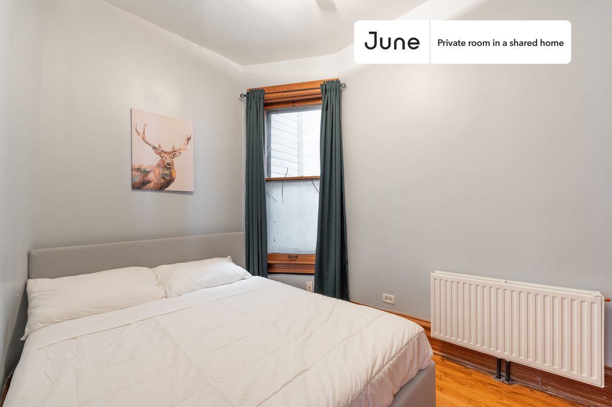 

PLEASE NOTE: This is a private room in a shared apartment. You will have your own bedroom and shared common areas (kitchen, bathroom, etc.) with other residents.

Full bedroom in a 3 bedroom / 1 bathroom apartment!

Check out 3D tour now:  https://jnhm.es/870

This  Full room in Wrigleyville  is available on a 12 month lease or a flexible short term (31 to 364 days) lease. You pick your custom start and end date. Monthly rent rate is determined by furnishing preference, move-in date and move-out date. Speak to a June representative for recommendations on the best stay duration for the lowest rate, and learn more about this home on the June website:  https://jnhm.es/6eb

Amenities of this home:   Dishwasher,    Furnished Common Areas,    Wi-Fi - Paid separately (High-Speed),    Guarantors Allowed,       Decorative fireplace,       Street parking - City permit required,    Laundry in home (free),    Balcony,    Wall-Mounted TV,    Hardwood Flooring,    Microwave,    Oven,    Refrigerator,   also, this unit is conveniently located, several local parks, restaurants and bars are just minutes away.

About June Homes: Welcome to the easiest rental experience of your life. Rent furnished or unfurnished apartments on a 12 month lease or a flexible short term (31 to 364 days). As a resident, you’ll have access to 24/7 support and monthly cleanings of the home’s shared spaces. Sign up now to apply online for your next home with June: https://jnhm.es/sign-roomi

Brokers welcome! Contact us for more details.

Interested? Kindly note that the minimum stay duration would be 32 days. 

Use this listing ID when speaking to June team:  #1359 A