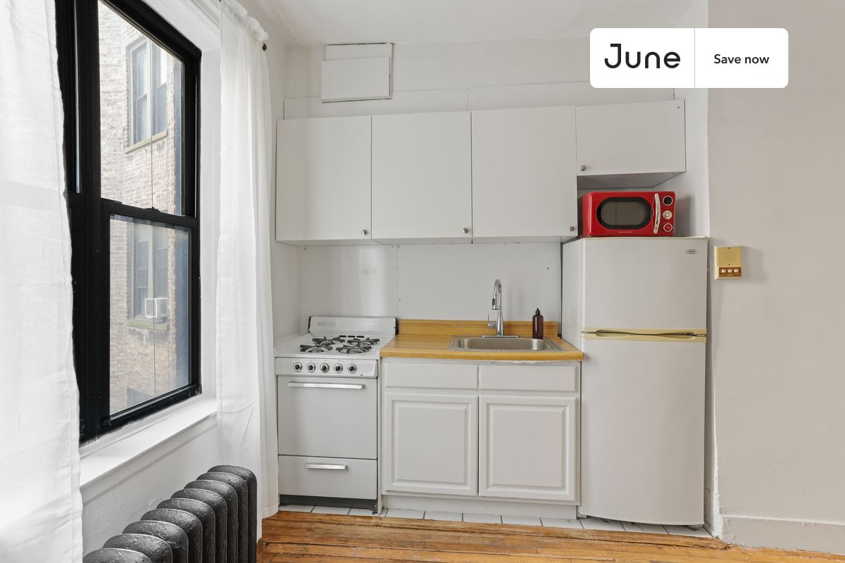 1 bedroom in Hamilton Heights on flexible lease terms.
Check out 3D tour now: https://jnhm.es/XC
This 1 bedroom apartment on the Hamilton Heights is available on a 12 month lease or a flexible short term (31 to 364 days) lease. You pick your custom start and end date. Monthly rent rate is determined by furnishing preference, move-in date and move-out date. Speak to a June representative for recommendations on the best stay duration for the lowest rate, and learn more about this home on the June website: https://jnhm.es/5Hb
Amenities of this home: Wi-Fi - Paid separately (High-Speed), Elevator, Guarantors Allowed, Couple-Friendly, Street parking - City permit required, Hardwood Flooring, Microwave, Oven, Refrigerator, also, this unit is conveniently located, several local parks, restaurants and bars are just minutes away.
About June Homes: Welcome to the easiest rental experience of your life. Rent furnished or unfurnished apartments on a 12 month lease or a flexible short term (31 to 364 days). As a resident, you’ll have access to 24/7 support and monthly cleanings of the home’s shared spaces. Sign up now to apply online for your next home with June: https://jnhm.es/sign-roomi
Brokers welcome! Contact us for more details.
Interested? Use this listing ID when speaking to June team: #689