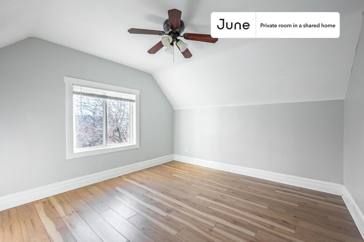 PLEASE NOTE: This is a private room in a shared apartment. You will have your own bedroom and shared common areas (kitchen, bathroom, etc.) with other residents.
Queen bedroom in a 3 bedroom / 2 bathroom apartment!
Check out 3D tour now: https://jnhm.es/8cU
This Queen room in Irving Park is available on a 12 month lease or a flexible short term (31 to 364 days) lease. You pick your custom start and end date. Monthly rent rate is determined by furnishing preference, move-in date and move-out date. Speak to a June representative for recommendations on the best stay duration for the lowest rate, and learn more about this home on the June website: https://jnhm.es/6sm
Amenities of this home: Laundry in home (free), Dine in kitchen, 32-inch Flat-Screen TV, Guarantors Allowed, Wi-Fi - Paid separately (High-Speed), Furnished Common Areas, Living area, Hardwood Flooring, Microwave, Oven, Refrigerator, also, this unit is conveniently located, several local parks, restaurants and bars are just minutes away.
About June Homes: Welcome to the easiest rental experience of your life. Rent furnished or unfurnished apartments on a 12 month lease or a flexible short term (31 to 364 days). As a resident, you’ll have access to 24/7 support and monthly cleanings of the home’s shared spaces. Sign up now to apply online for your next home with June: https://jnhm.es/sign-roomi
Brokers welcome! Contact us for more details.
Interested? Kindly note that the minimum stay duration would be 32 days.
Use this listing ID when speaking to June team: #1664 C