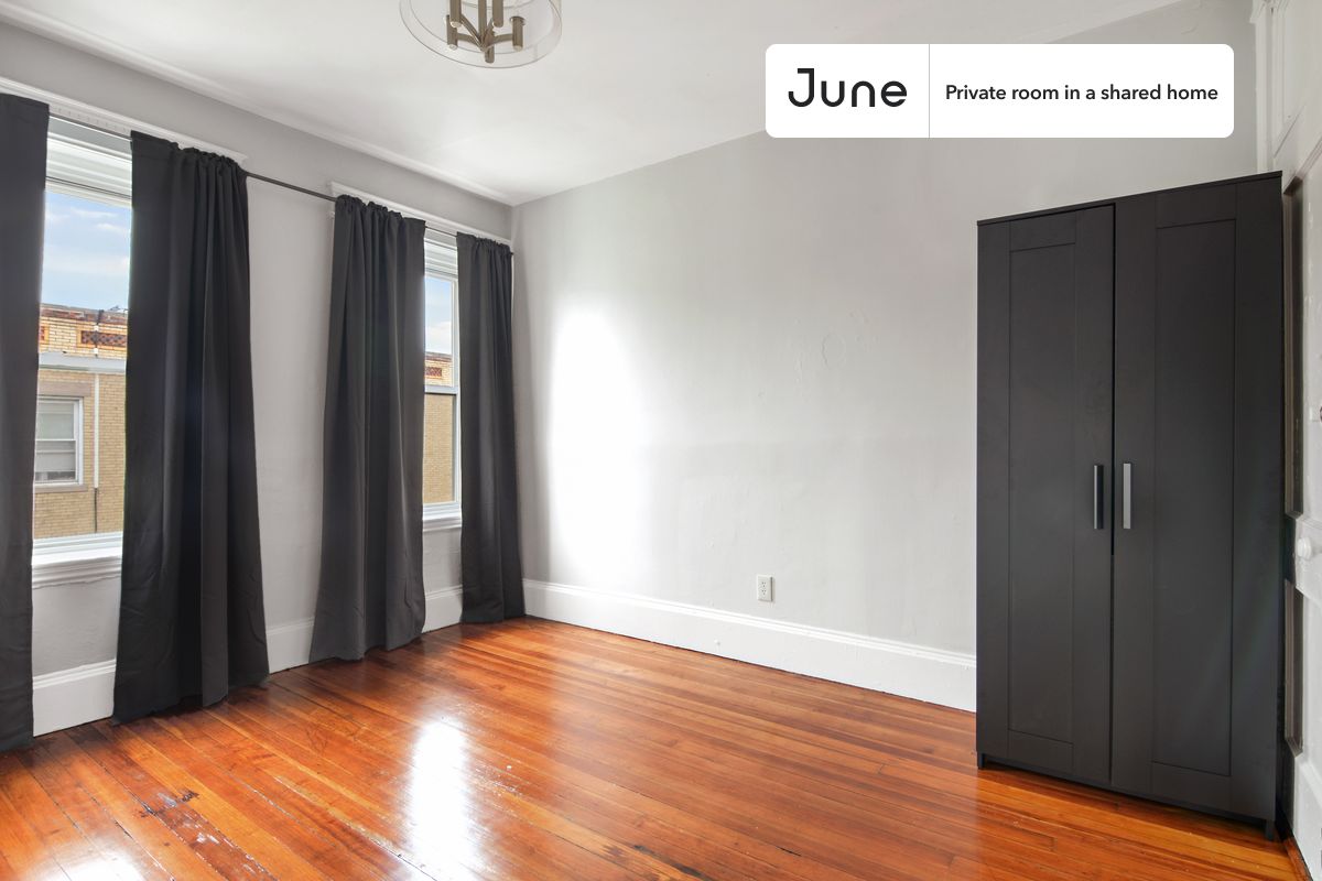 PLEASE NOTE: This is a private room in a shared apartment. You will have your own bedroom and shared common areas (kitchen, bathroom, etc.) with other residents.
Queen bedroom in a 4 bedroom / 1 bathroom apartment!
Check out 3D tour now: https://jnhm.es/V3
This Queen room in Allston is available on a 12 month lease or a flexible short term (31 to 364 days) lease. You pick your custom start and end date. Monthly rent rate is determined by furnishing preference, move-in date and move-out date. Speak to a June representative for recommendations on the best stay duration for the lowest rate, and learn more about this home on the June website: https://jnhm.es/5Co
Amenities of this home: Furnished Common Areas, Wi-Fi - Paid separately (High-Speed), Guarantors Allowed, 32-inch Flat-Screen TV, Street parking - City permit required, Laundry - Paid separately (in building), Hardwood Flooring, Microwave, Oven, Refrigerator, also, this unit is conveniently located, several local parks, restaurants and bars are just minutes away.
About June Homes: Welcome to the easiest rental experience of your life. Rent furnished or unfurnished apartments on a 12 month lease or a flexible short term (31 to 364 days). As a resident, you’ll have access to 24/7 support and monthly cleanings of the home’s shared spaces. Sign up now to apply online for your next home with June: https://jnhm.es/sign-roomi
Brokers welcome! Contact us for more details.
Interested? Kindly note that the minimum stay duration would be 31 days.
Use this listing ID when speaking to June team: #584 D