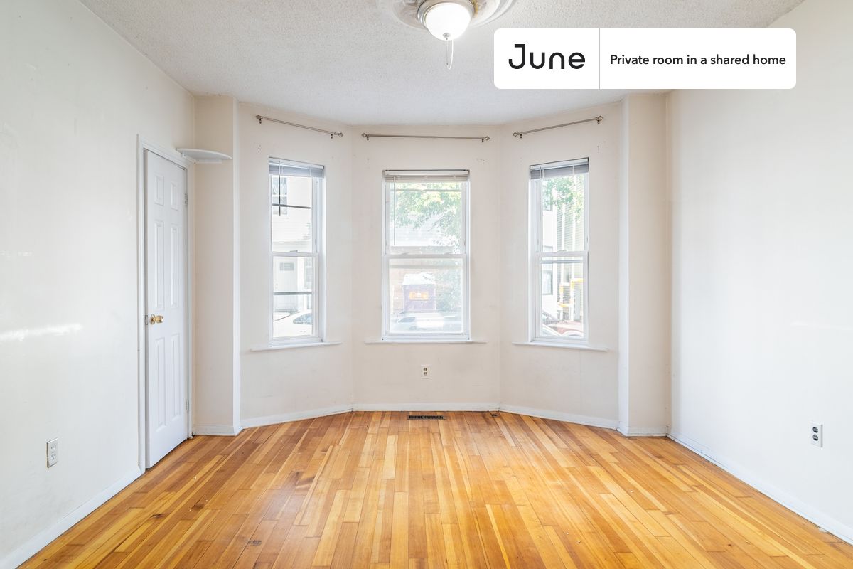 PLEASE NOTE: This is a private room in a shared apartment. You will have your own bedroom and shared common areas (kitchen, bathroom, etc.) with other residents.
Queen bedroom in a 2 bedroom / 1 bathroom apartment!
Check out 3D tour now: https://jnhm.es/88O
This Queen room in JFK/UMass is available on a 12 month lease or a flexible short term (31 to 364 days) lease. You pick your custom start and end date. Monthly rent rate is determined by furnishing preference, move-in date and move-out date. Speak to a June representative for recommendations on the best stay duration for the lowest rate, and learn more about this home on the June website: https://jnhm.es/5Yz
Amenities of this home: Furnished Common Areas, Wi-Fi - Paid separately (High-Speed), Guarantors Allowed, 32-inch Flat-Screen TV, Laundry - Paid separately (in building), Hardwood Flooring, Microwave, Oven, Refrigerator, also, this unit is conveniently located, several local parks, restaurants and bars are just minutes away.
About June Homes: Welcome to the easiest rental experience of your life. Rent furnished or unfurnished apartments on a 12 month lease or a flexible short term (31 to 364 days). As a resident, you’ll have access to 24/7 support and monthly cleanings of the home’s shared spaces. Sign up now to apply online for your next home with June: https://jnhm.es/sign-roomi
Brokers welcome! Contact us for more details.
Interested? Kindly note that the minimum stay duration would be 31 days.
Use this listing ID when speaking to June team: #1029 A
