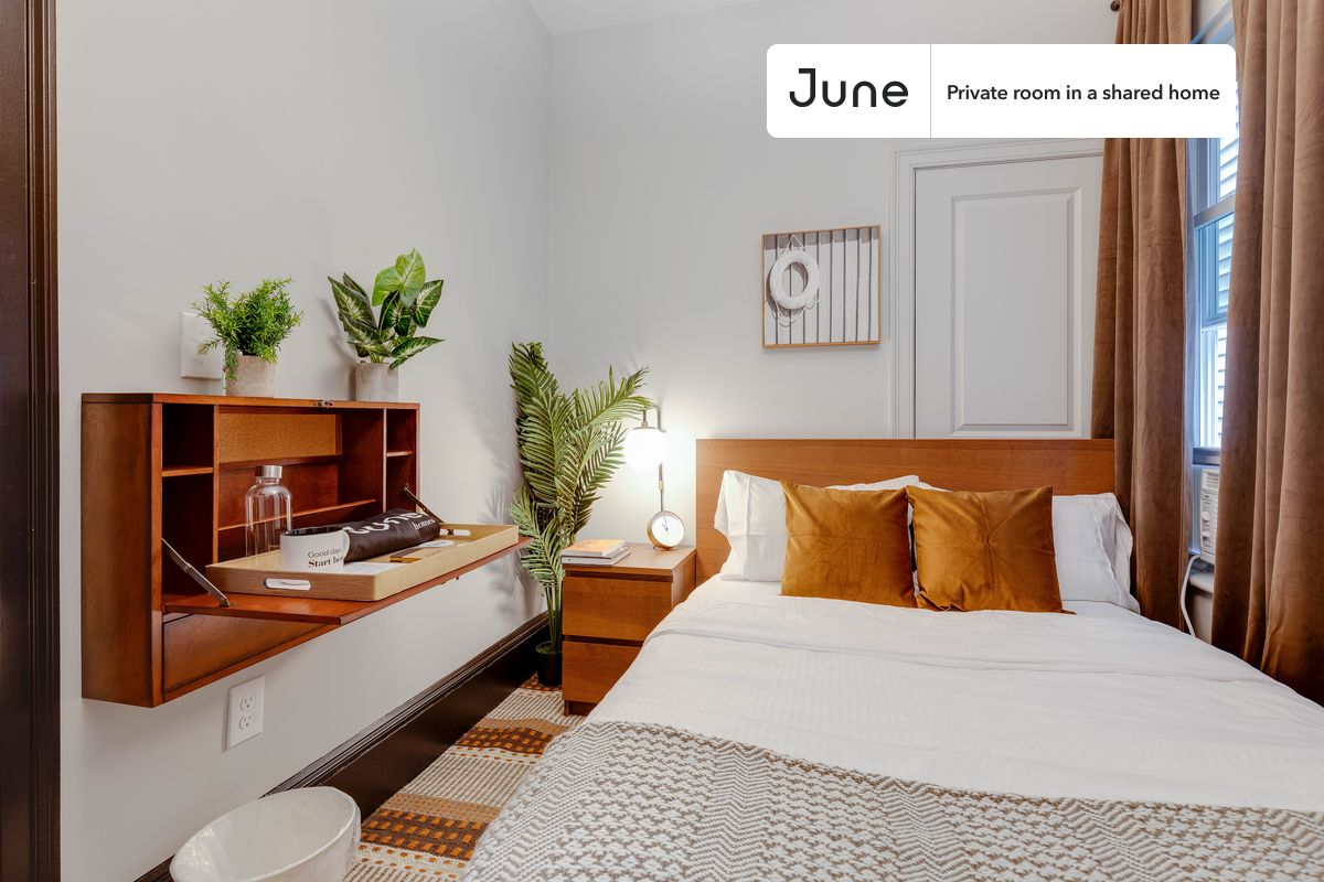 PLEASE NOTE: This is a private room in a shared apartment. You will have your own bedroom and shared common areas (kitchen, bathroom, etc.) with other residents.
Full bedroom in a 3 bedroom / 1 bathroom apartment!
Check out 3D tour now: https://jnhm.es/PI
This Full room in South Boston is available on a 12 month lease or a flexible short term (31 to 364 days) lease. You pick your custom start and end date. Monthly rent rate is determined by furnishing preference, move-in date and move-out date. Speak to a June representative for recommendations on the best stay duration for the lowest rate, and learn more about this home on the June website: https://jnhm.es/CL
Amenities of this home: Dishwasher, Furnished Common Areas, Wi-Fi - Paid separately (High-Speed), Outdoor space, Guarantors Allowed, 32-inch Flat-Screen TV, Dining area, Paid parking, Laundry in home (free), Smart lock, Hardwood Flooring, Microwave, Oven, Refrigerator, also, this unit is conveniently located, several local parks, restaurants and bars are just minutes away.
About June Homes: Welcome to the easiest rental experience of your life. Rent furnished or unfurnished apartments on a 12 month lease or a flexible short term (31 to 364 days). As a resident, you’ll have access to 24/7 support and monthly cleanings of the home’s shared spaces. Sign up now to apply online for your next home with June: https://jnhm.es/sign-roomi
Brokers welcome! Contact us for more details.
Interested? Kindly note that the minimum stay duration would be 31 days.
Use this listing ID when speaking to June team: #196 C