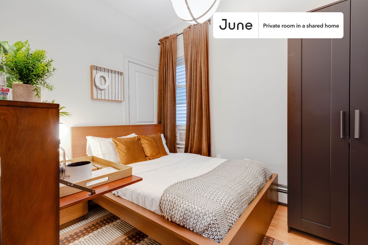 PLEASE NOTE: This is a private room in a shared apartment. You will have your own bedroom and shared common areas (kitchen, bathroom, etc.) with other residents.
Full bedroom in a 3 bedroom / 1 bathroom apartment!
Check out 3D tour now: https://jnhm.es/PI
This Full room in South Boston is available on a 12 month lease or a flexible short term (31 to 364 days) lease. You pick your custom start and end date. Monthly rent rate is determined by furnishing preference, move-in date and move-out date. Speak to a June representative for recommendations on the best stay duration for the lowest rate, and learn more about this home on the June website: https://jnhm.es/CL
Amenities of this home: Dishwasher, Furnished Common Areas, Wi-Fi - Paid separately (High-Speed), Outdoor space, Guarantors Allowed, 32-inch Flat-Screen TV, Dining area, Paid parking, Laundry in home (free), Smart lock, Hardwood Flooring, Microwave, Oven, Refrigerator, also, this unit is conveniently located, several local parks, restaurants and bars are just minutes away.
About June Homes: Welcome to the easiest rental experience of your life. Rent furnished or unfurnished apartments on a 12 month lease or a flexible short term (31 to 364 days). As a resident, you’ll have access to 24/7 support and monthly cleanings of the home’s shared spaces. Sign up now to apply online for your next home with June: https://jnhm.es/sign-roomi
Brokers welcome! Contact us for more details.
Interested? Kindly note that the minimum stay duration would be 31 days.
Use this listing ID when speaking to June team: #196 C