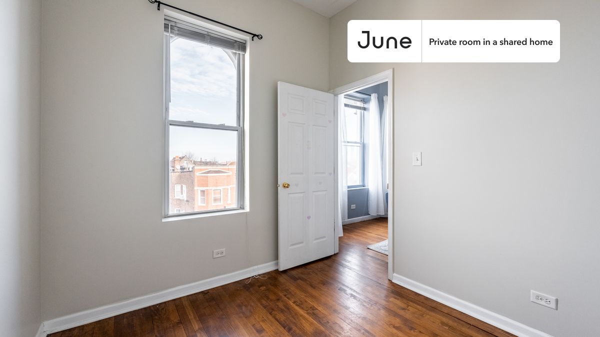 PLEASE NOTE: This is a private room in a shared apartment. You will have your own bedroom and shared common areas (kitchen, bathroom, etc.) with other residents.
Full bedroom in a 3 bedroom / 2 bathroom apartment!
Check out 3D tour now: https://jnhm.es/8dD
This Full room in Pilsen is available on a 12 month lease or a flexible short term (31 to 364 days) lease. You pick your custom start and end date. Monthly rent rate is determined by furnishing preference, move-in date and move-out date. Speak to a June representative for recommendations on the best stay duration for the lowest rate, and learn more about this home on the June website: https://jnhm.es/6uP
Amenities of this home: Furnished Common Areas, Wi-Fi - Paid separately (High-Speed), Guarantors Allowed, 32-inch Flat-Screen TV, Street parking - City permit required, Hardwood Flooring, Microwave, Oven, Refrigerator, also, this unit is conveniently located, several local parks, restaurants and bars are just minutes away.
About June Homes: Welcome to the easiest rental experience of your life. Rent furnished or unfurnished apartments on a 12 month lease or a flexible short term (31 to 364 days). As a resident, you’ll have access to 24/7 support and monthly cleanings of the home’s shared spaces. Sign up now to apply online for your next home with June: https://jnhm.es/sign-roomi
Brokers welcome! Contact us for more details.
Interested? Kindly note that the minimum stay duration would be 32 days.
Use this listing ID when speaking to June team: #1717 A