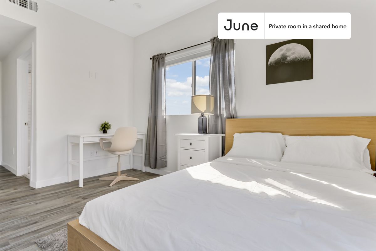 PLEASE NOTE: This is a private room in a shared apartment. You will have your own bedroom and shared common areas (kitchen, bathroom, etc.) with other residents.
Full bedroom in a 5 bedroom / 7 bathroom apartment!
Check out 3D tour now: https://jnhm.es/Yr
This Full room in Boyle Heights is available on a 12 month lease or a flexible short term (31 to 364 days) lease. You pick your custom start and end date. Monthly rent rate is determined by furnishing preference, move-in date and move-out date. Speak to a June representative for recommendations on the best stay duration for the lowest rate, and learn more about this home on the June website: https://jnhm.es/5Nj
Amenities of this home: Dishwasher, Furnished Common Areas, Wi-Fi - Paid separately (High-Speed), Guarantors Allowed, 32-inch Flat-Screen TV, Laundry in home (free), Hardwood Flooring, Microwave, Oven, Refrigerator, also, this unit is conveniently located, several local parks, restaurants and bars are just minutes away.
About June Homes: Welcome to the easiest rental experience of your life. Rent furnished or unfurnished apartments on a 12 month lease or a flexible short term (31 to 364 days). As a resident, you’ll have access to 24/7 support and monthly cleanings of the home’s shared spaces. Sign up now to apply online for your next home with June: https://jnhm.es/sign-roomi
Brokers welcome! Contact us for more details.
Interested? Use this listing ID when speaking to June team: #821 A