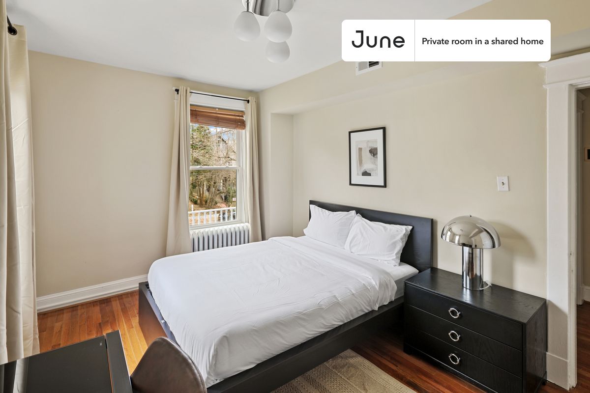 PLEASE NOTE: This is a private room in a shared apartment. You will have your own bedroom and shared common areas (kitchen, bathroom, etc.) with other residents.
Queen bedroom in a 5 bedroom / 3 bathroom apartment!
Check out 3D tour now: https://jnhm.es/Zh
This Queen room in Brookland is available on a 12 month lease or a flexible short term (31 to 364 days) lease. You pick your custom start and end date. Monthly rent rate is determined by furnishing preference, move-in date and move-out date. Speak to a June representative for recommendations on the best stay duration for the lowest rate, and learn more about this home on the June website: https://jnhm.es/5Pu
Amenities of this home: Dishwasher, Furnished Common Areas, Wi-Fi - Paid separately (High-Speed), Guarantors Allowed, Decorative fireplace, Street parking - City permit required, Laundry in home (free), Wall-Mounted TV, Hardwood Flooring, Microwave, Oven, Refrigerator, also, this unit is conveniently located, several local parks, restaurants and bars are just minutes away.
About June Homes: Welcome to the easiest rental experience of your life. Rent furnished or unfurnished apartments on a 12 month lease or a flexible short term (31 to 364 days). As a resident, you’ll have access to 24/7 support and monthly cleanings of the home’s shared spaces. Sign up now to apply online for your next home with June: https://jnhm.es/sign-roomi
Brokers welcome! Contact us for more details.
Interested? Kindly note that the minimum stay duration would be 31 days.
Use this listing ID when speaking to June team: #866 B