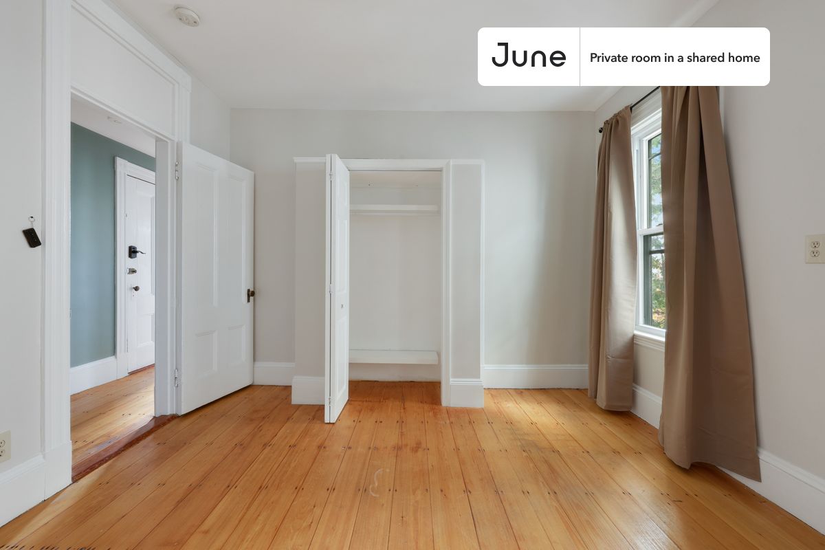 

PLEASE NOTE: This is a private room in a shared apartment. You will have your own bedroom and shared common areas (kitchen, bathroom, etc.) with other residents.

Queen bedroom in a 4 bedroom / 1 bathroom apartment!

Check out 3D tour now:  https://jnhm.es/Wp

This  Queen room in Inman Square  is available on a 12 month lease or a flexible short term (31 to 364 days) lease. You pick your custom start and end date. Monthly rent rate is determined by furnishing preference, move-in date and move-out date. Speak to a June representative for recommendations on the best stay duration for the lowest rate, and learn more about this home on the June website:  https://jnhm.es/5JJ

Amenities of this home:   Dishwasher,    Furnished Common Areas,    Wi-Fi - Paid separately (High-Speed),    Outdoor space,    Guarantors Allowed,       32-inch Flat-Screen TV,       Hardwood Flooring,    Microwave,    Oven,    Refrigerator,    Air Conditioning | HVAC,   also, this unit is conveniently located, several local parks, restaurants and bars are just minutes away.

About June Homes: Welcome to the easiest rental experience of your life. Rent furnished or unfurnished apartments on a 12 month lease or a flexible short term (31 to 364 days). As a resident, you’ll have access to 24/7 support and monthly cleanings of the home’s shared spaces. Sign up now to apply online for your next home with June: https://jnhm.es/sign-roomi

Brokers welcome! Contact us for more details.

Interested? Kindly note that the minimum stay duration would be 31 days. 

Use this listing ID when speaking to June team:  #751 C