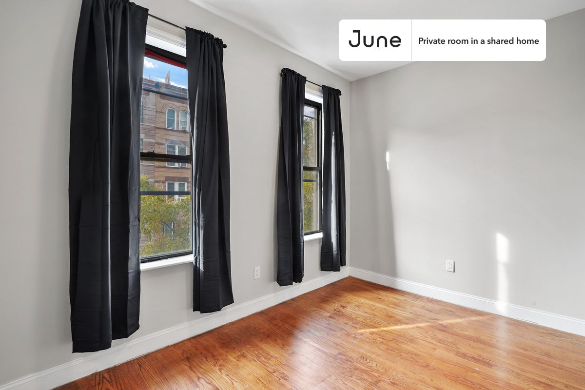 PLEASE NOTE: This is a private room in a shared apartment. You will have your own bedroom and shared common areas (kitchen, bathroom, etc.) with other residents.
Full bedroom in a 4 bedroom / 1 bathroom apartment!
Check out 3D tour now: https://jnhm.es/10F
This Full room in Crown Heights is available on a 12 month lease or a flexible short term (31 to 364 days) lease. You pick your custom start and end date. Monthly rent rate is determined by furnishing preference, move-in date and move-out date. Speak to a June representative for recommendations on the best stay duration for the lowest rate, and learn more about this home on the June website: https://jnhm.es/5Uf
Amenities of this home: Dishwasher, Bike room, Furnished Common Areas, Wi-Fi - Paid separately (High-Speed), Guarantors Allowed, 32-inch Flat-Screen TV, Central AC (Common space), Street parking - City permit required, Laundry - Paid separately (in building), Hardwood Flooring, Microwave, Oven, Refrigerator, also, this unit is conveniently located, several local parks, restaurants and bars are just minutes away.
About June Homes: Welcome to the easiest rental experience of your life. Rent furnished or unfurnished apartments on a 12 month lease or a flexible short term (31 to 364 days). As a resident, you’ll have access to 24/7 support and monthly cleanings of the home’s shared spaces. Sign up now to apply online for your next home with June: https://jnhm.es/sign-roomi
Brokers welcome! Contact us for more details.
Interested? Use this listing ID when speaking to June team: #957 A