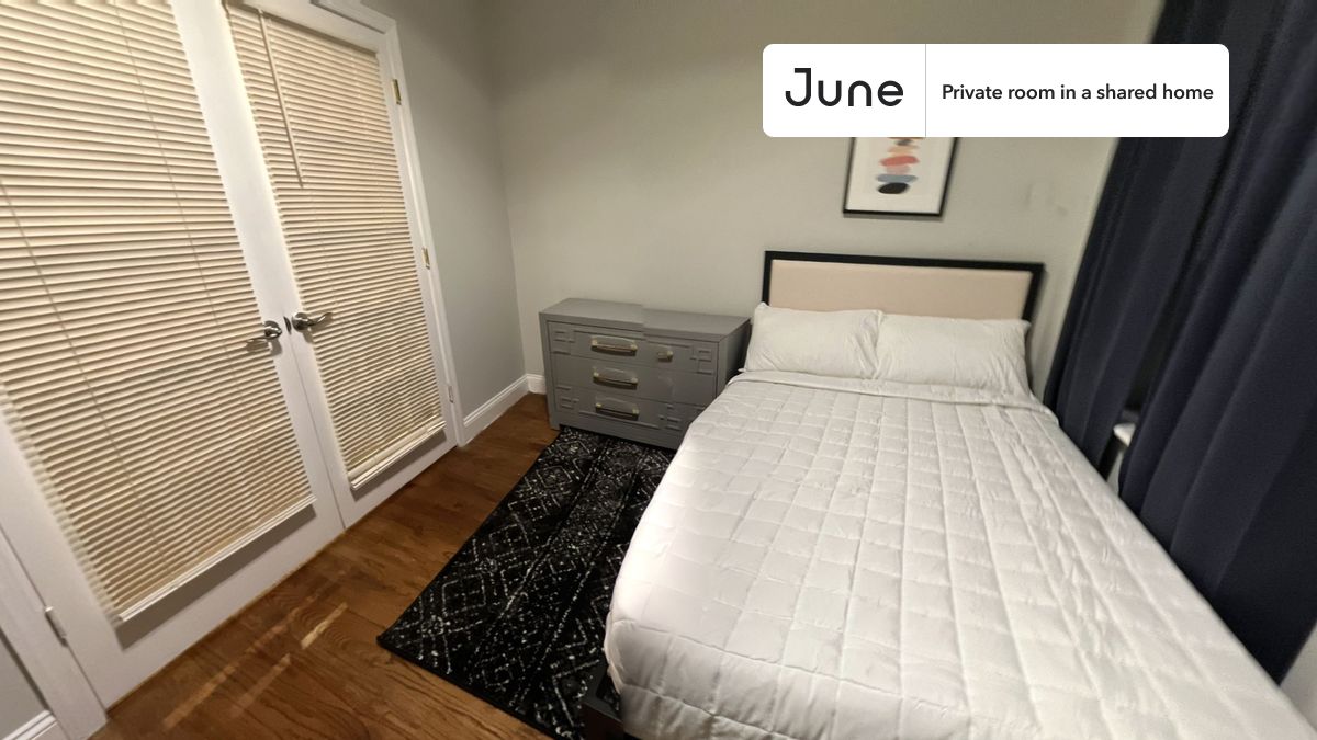 PLEASE NOTE: This is a private room in a shared apartment. You will have your own bedroom and shared common areas (kitchen, bathroom, etc.) with other residents.
Full bedroom in a 4 bedroom / 1 bathroom apartment!
Check out 3D tour now: https://jnhm.es/10F
This Full room in Crown Heights is available on a 12 month lease or a flexible short term (31 to 364 days) lease. You pick your custom start and end date. Monthly rent rate is determined by furnishing preference, move-in date and move-out date. Speak to a June representative for recommendations on the best stay duration for the lowest rate, and learn more about this home on the June website: https://jnhm.es/5Uf
Amenities of this home: Dishwasher, Bike room, Furnished Common Areas, Wi-Fi - Paid separately (High-Speed), Guarantors Allowed, 32-inch Flat-Screen TV, Central AC (Common space), Street parking - City permit required, Laundry - Paid separately (in building), Hardwood Flooring, Microwave, Oven, Refrigerator, also, this unit is conveniently located, several local parks, restaurants and bars are just minutes away.
About June Homes: Welcome to the easiest rental experience of your life. Rent furnished or unfurnished apartments on a 12 month lease or a flexible short term (31 to 364 days). As a resident, you’ll have access to 24/7 support and monthly cleanings of the home’s shared spaces. Sign up now to apply online for your next home with June: https://jnhm.es/sign-roomi
Brokers welcome! Contact us for more details.
Interested? Use this listing ID when speaking to June team: #957 A