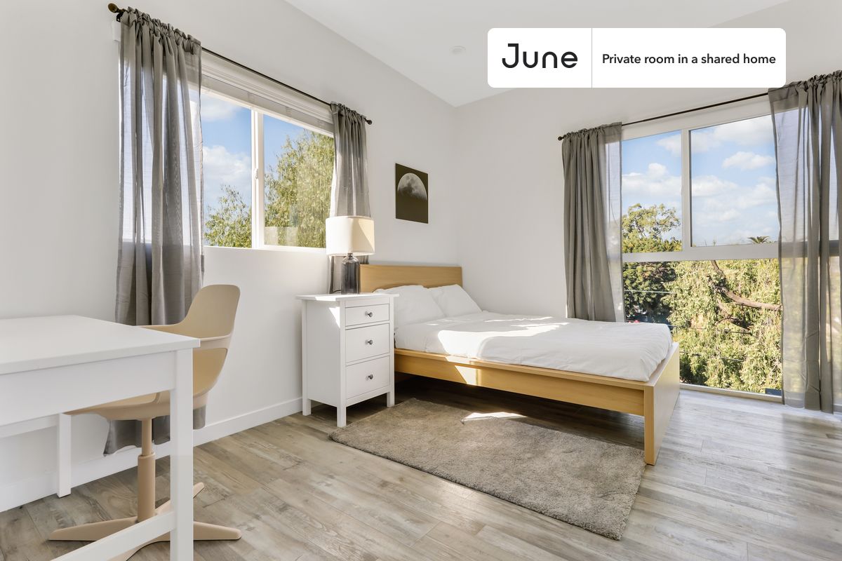 PLEASE NOTE: This is a private room in a shared apartment. You will have your own bedroom and shared common areas (kitchen, bathroom, etc.) with other residents.
Full bedroom in a 5 bedroom / 7 bathroom apartment!
Check out 3D tour now: https://jnhm.es/Yr
This Full room in Boyle Heights is available on a 12 month lease or a flexible short term (31 to 364 days) lease. You pick your custom start and end date. Monthly rent rate is determined by furnishing preference, move-in date and move-out date. Speak to a June representative for recommendations on the best stay duration for the lowest rate, and learn more about this home on the June website: https://jnhm.es/5Nj
Amenities of this home: Dishwasher, Furnished Common Areas, Wi-Fi - Paid separately (High-Speed), Guarantors Allowed, 32-inch Flat-Screen TV, Laundry in home (free), Hardwood Flooring, Microwave, Oven, Refrigerator, also, this unit is conveniently located, several local parks, restaurants and bars are just minutes away.
About June Homes: Welcome to the easiest rental experience of your life. Rent furnished or unfurnished apartments on a 12 month lease or a flexible short term (31 to 364 days). As a resident, you’ll have access to 24/7 support and monthly cleanings of the home’s shared spaces. Sign up now to apply online for your next home with June: https://jnhm.es/sign-roomi
Brokers welcome! Contact us for more details.
Interested? Use this listing ID when speaking to June team: #821 A