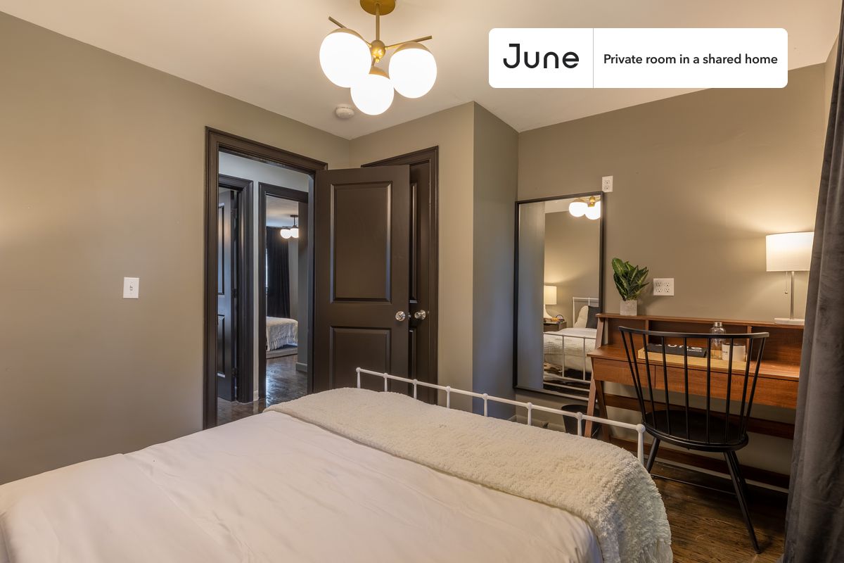 

PLEASE NOTE: This is a private room in a shared apartment. You will have your own bedroom and shared common areas (kitchen, bathroom, etc.) with other residents.

Queen bedroom in a 6 bedroom / 4 bathroom apartment!

Check out 3D tour now:  https://jnhm.es/PO

This  Queen room in Brighton  is available on a 12 month lease or a flexible short term (31 to 364 days) lease. You pick your custom start and end date. Monthly rent rate is determined by furnishing preference, move-in date and move-out date. Speak to a June representative for recommendations on the best stay duration for the lowest rate, and learn more about this home on the June website:  https://jnhm.es/D8

Amenities of this home:   Dishwasher,    Furnished Common Areas,    Wi-Fi - Paid separately (High-Speed),    Guarantors Allowed,       32-inch Flat-Screen TV,       Laundry in home (free),    Courtyard,    Parking Spot (Paid separately),    Hardwood Flooring,    Microwave,    Oven,    Refrigerator,   also, this unit is conveniently located, several local parks, restaurants and bars are just minutes away.

About June Homes: Welcome to the easiest rental experience of your life. Rent furnished or unfurnished apartments on a 12 month lease or a flexible short term (31 to 364 days). As a resident, you’ll have access to 24/7 support and monthly cleanings of the home’s shared spaces. Sign up now to apply online for your next home with June: https://jnhm.es/sign-roomi

Brokers welcome! Contact us for more details.

Interested? Kindly note that the minimum stay duration would be 31 days. 

Use this listing ID when speaking to June team:  #206 F