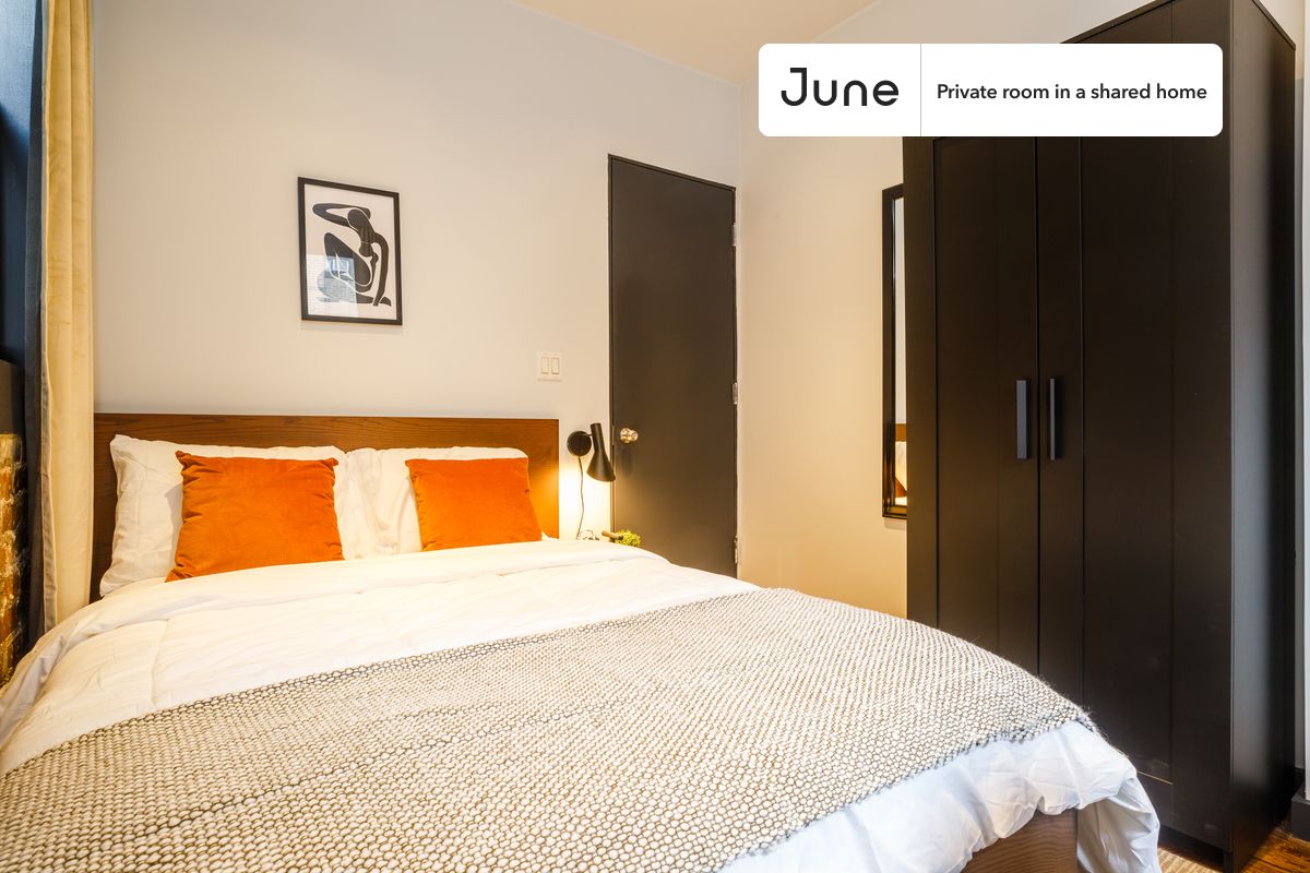 

PLEASE NOTE: This is a private room in a shared apartment. You will have your own bedroom and shared common areas (kitchen, bathroom, etc.) with other residents.

Full bedroom in a 4 bedroom / 2 bathroom apartment!

Check out 3D tour now:  https://jnhm.es/Pc

This  Full room in Upper East Side  is available on a 12 month lease or a flexible short term (31 to 364 days) lease. You pick your custom start and end date. Monthly rent rate is determined by furnishing preference, move-in date and move-out date. Speak to a June representative for recommendations on the best stay duration for the lowest rate, and learn more about this home on the June website:  https://jnhm.es/z8

Amenities of this home:   Patio,    Furnished Common Areas,    Wi-Fi - Paid separately (High-Speed),    Guarantors Allowed,       32-inch Flat-Screen TV,    Dine in kitchen,    Laundry - Paid separately (in building),    Smart lock,       Hardwood Flooring,    Microwave,    Oven,    Refrigerator,   also, this unit is conveniently located, several local parks, restaurants and bars are just minutes away.

About June Homes: Welcome to the easiest rental experience of your life. Rent furnished or unfurnished apartments on a 12 month lease or a flexible short term (31 to 364 days). As a resident, you’ll have access to 24/7 support and monthly cleanings of the home’s shared spaces. Sign up now to apply online for your next home with June: https://jnhm.es/sign-roomi

Brokers welcome! Contact us for more details.

Interested? Use this listing ID when speaking to June team:  #155 D