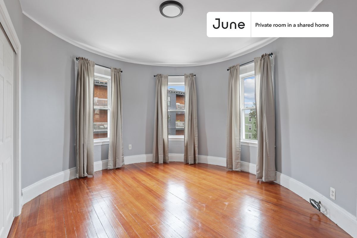PLEASE NOTE: This is a private room in a shared apartment. You will have your own bedroom and shared common areas (kitchen, bathroom, etc.) with other residents.
Full bedroom in a 4 bedroom / 1 bathroom apartment!
Check out 3D tour now: https://jnhm.es/TJ
This Full room in Dorchester - Fields Corner West is available on a 12 month lease or a flexible short term (31 to 364 days) lease. You pick your custom start and end date. Monthly rent rate is determined by furnishing preference, move-in date and move-out date. Speak to a June representative for recommendations on the best stay duration for the lowest rate, and learn more about this home on the June website: https://jnhm.es/5AN
Amenities of this home: Furnished Common Areas, Wi-Fi - Paid separately (High-Speed), Guarantors Allowed, 32-inch Flat-Screen TV, Street parking - City permit required, Laundry in home (free), Dishwasher, Hardwood Flooring, Microwave, Oven, Refrigerator, also, this unit is conveniently located, several local parks, restaurants and bars are just minutes away.
About June Homes: Welcome to the easiest rental experience of your life. Rent furnished or unfurnished apartments on a 12 month lease or a flexible short term (31 to 364 days). As a resident, you’ll have access to 24/7 support and monthly cleanings of the home’s shared spaces. Sign up now to apply online for your next home with June: https://jnhm.es/sign-roomi
Brokers welcome! Contact us for more details.
Interested? Kindly note that the minimum stay duration would be 31 days.
Use this listing ID when speaking to June team: #546 B