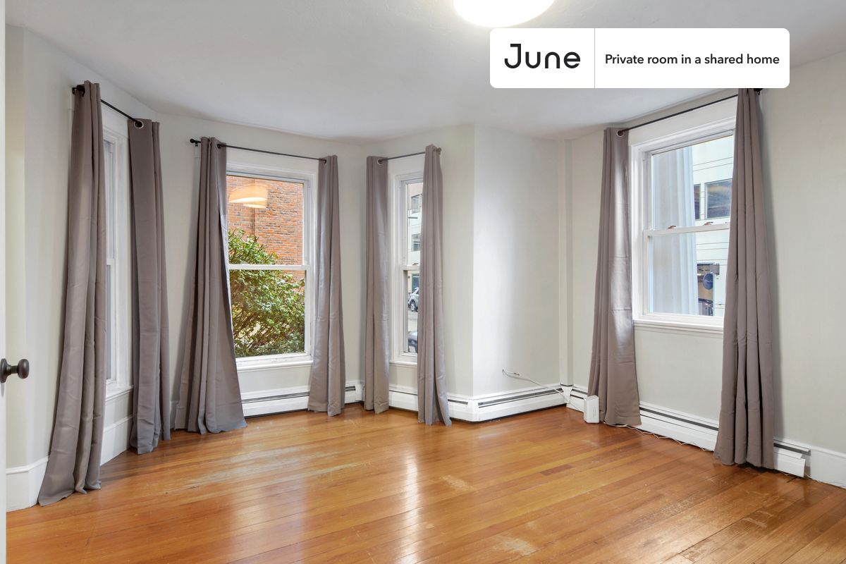 

PLEASE NOTE: This is a private room in a shared apartment. You will have your own bedroom and shared common areas (kitchen, bathroom, etc.) with other residents.

Queen bedroom in a 2 bedroom / 1.5 bathroom apartment!

Check out 3D tour now:  https://jnhm.es/Xa

This  Queen room in Newton Corner  is available on a 12 month lease or a flexible short term (31 to 364 days) lease. You pick your custom start and end date. Monthly rent rate is determined by furnishing preference, move-in date and move-out date. Speak to a June representative for recommendations on the best stay duration for the lowest rate, and learn more about this home on the June website:  https://jnhm.es/5Lg

Amenities of this home:   Dishwasher,    Furnished Common Areas,    Wi-Fi - Paid separately (High-Speed),    Guarantors Allowed,       32-inch Flat-Screen TV,       Paid parking,    Laundry - Paid separately (in building),    Hardwood Flooring,    Microwave,    Oven,    Refrigerator,   also, this unit is conveniently located, several local parks, restaurants and bars are just minutes away.

About June Homes: Welcome to the easiest rental experience of your life. Rent furnished or unfurnished apartments on a 12 month lease or a flexible short term (31 to 364 days). As a resident, you’ll have access to 24/7 support and monthly cleanings of the home’s shared spaces. Sign up now to apply online for your next home with June: https://jnhm.es/sign-roomi

Brokers welcome! Contact us for more details.

Interested? Kindly note that the minimum stay duration would be 31 days. 

Use this listing ID when speaking to June team:  #776 B