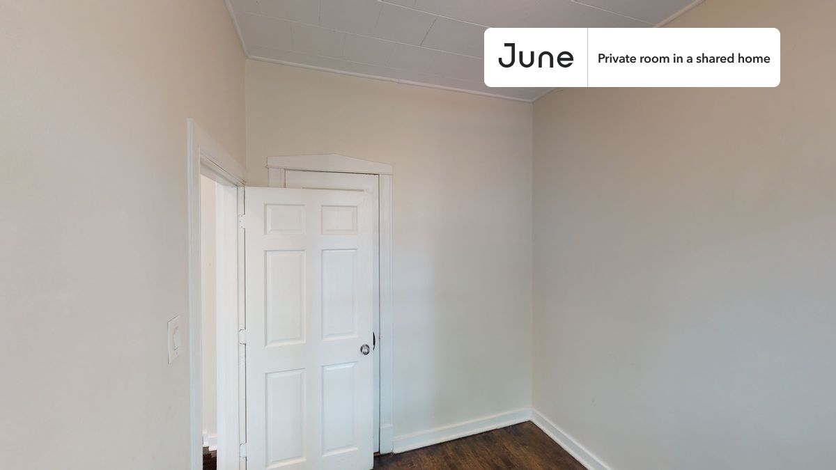 PLEASE NOTE: This is a private room in a shared apartment. You will have your own bedroom and shared common areas (kitchen, bathroom, etc.) with other residents.
Full bedroom in a 3 bedroom / 1.5 bathroom apartment!
Check out 3D tour now: https://jnhm.es/88n
This Full room in Logan Square is available on a 12 month lease or a flexible short term (31 to 364 days) lease. You pick your custom start and end date. Monthly rent rate is determined by furnishing preference, move-in date and move-out date. Speak to a June representative for recommendations on the best stay duration for the lowest rate, and learn more about this home on the June website: https://jnhm.es/6ey
Amenities of this home: Dishwasher, Furnished Common Areas, Wi-Fi - Paid separately (High-Speed), Guarantors Allowed, 32-inch Flat-Screen TV, Street parking - City permit required, Laundry - Paid separately (in building), Living area, Hardwood Flooring, Microwave, Oven, Refrigerator, also, this unit is conveniently located, several local parks, restaurants and bars are just minutes away.
About June Homes: Welcome to the easiest rental experience of your life. Rent furnished or unfurnished apartments on a 12 month lease or a flexible short term (31 to 364 days). As a resident, you’ll have access to 24/7 support and monthly cleanings of the home’s shared spaces. Sign up now to apply online for your next home with June: https://jnhm.es/sign-roomi
Brokers welcome! Contact us for more details.
Interested? Kindly note that the minimum stay duration would be 32 days.
Use this listing ID when speaking to June team: #1369 A