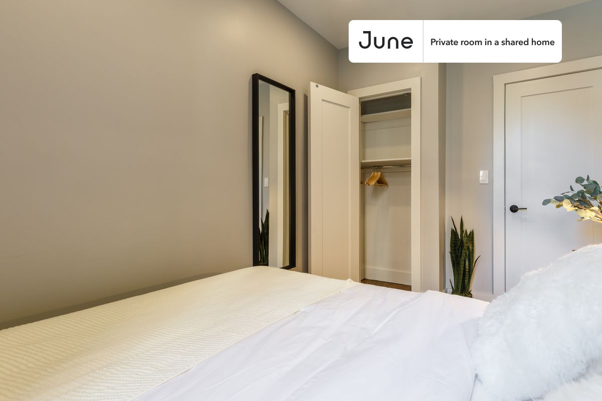 PLEASE NOTE: This is a private room in a shared apartment. You will have your own bedroom and shared common areas (kitchen, bathroom, etc.) with other residents.
Queen bedroom in a 4 bedroom / 2 bathroom apartment!
Check out 3D tour now: https://jnhm.es/S2
This Queen room in Morningside Heights is available on a 12 month lease or a flexible short term (31 to 364 days) lease. You pick your custom start and end date. Monthly rent rate is determined by furnishing preference, move-in date and move-out date. Speak to a June representative for recommendations on the best stay duration for the lowest rate, and learn more about this home on the June website: https://jnhm.es/Jf
Amenities of this home: Dishwasher, Furnished Common Areas, Wi-Fi - Paid separately (High-Speed), Guarantors Allowed, 32-inch Flat-Screen TV, Dining area, Laundry in home (free), Smart lock, Hardwood Flooring, Microwave, Oven, Refrigerator, also, this unit is conveniently located, several local parks, restaurants and bars are just minutes away.
About June Homes: Welcome to the easiest rental experience of your life. Rent furnished or unfurnished apartments on a 12 month lease or a flexible short term (31 to 364 days). As a resident, you’ll have access to 24/7 support and monthly cleanings of the home’s shared spaces. Sign up now to apply online for your next home with June: https://jnhm.es/sign-roomi
Brokers welcome! Contact us for more details.
Interested? Use this listing ID when speaking to June team: #324 B