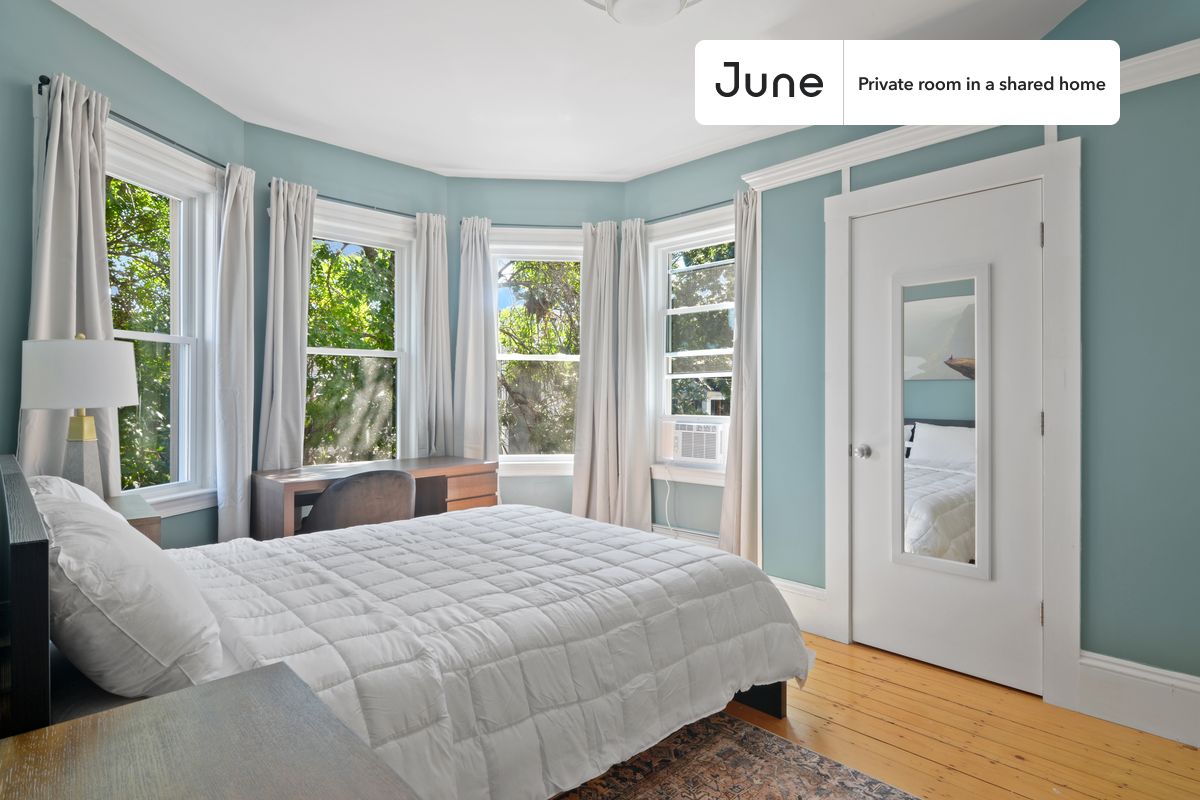 

PLEASE NOTE: This is a private room in a shared apartment. You will have your own bedroom and shared common areas (kitchen, bathroom, etc.) with other residents.

Queen bedroom in a 4 bedroom / 2 bathroom apartment!

Check out 3D tour now:  https://jnhm.es/UY

This  Queen room in Central Square (Cambridge)  is available on a 12 month lease or a flexible short term (31 to 364 days) lease. You pick your custom start and end date. Monthly rent rate is determined by furnishing preference, move-in date and move-out date. Speak to a June representative for recommendations on the best stay duration for the lowest rate, and learn more about this home on the June website:  https://jnhm.es/5CG

Amenities of this home:   Dishwasher,    Furnished Common Areas,    Wi-Fi - Paid separately (High-Speed),    Guarantors Allowed,       32-inch Flat-Screen TV,       Street parking - City permit required,    Laundry - Paid separately (in building),    Front porch,    Hardwood Flooring,    Microwave,    Oven,    Refrigerator,   also, this unit is conveniently located, several local parks, restaurants and bars are just minutes away.

About June Homes: Welcome to the easiest rental experience of your life. Rent furnished or unfurnished apartments on a 12 month lease or a flexible short term (31 to 364 days). As a resident, you’ll have access to 24/7 support and monthly cleanings of the home’s shared spaces. Sign up now to apply online for your next home with June: https://jnhm.es/sign-roomi

Brokers welcome! Contact us for more details.

Interested? Kindly note that the minimum stay duration would be 31 days. 

Use this listing ID when speaking to June team:  #588 A