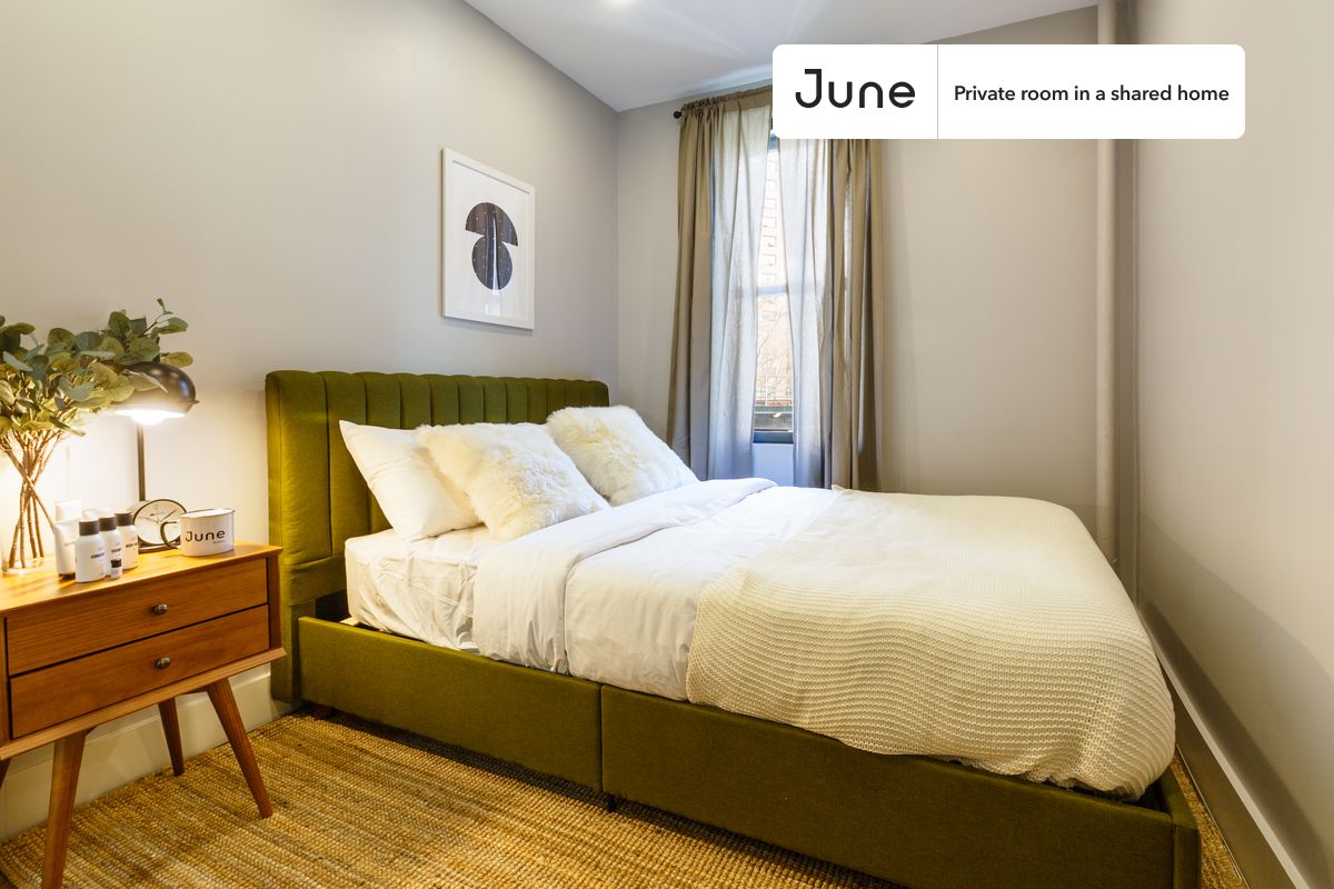 PLEASE NOTE: This is a private room in a shared apartment. You will have your own bedroom and shared common areas (kitchen, bathroom, etc.) with other residents.
Queen bedroom in a 4 bedroom / 2 bathroom apartment!
Check out 3D tour now: https://jnhm.es/S2
This Queen room in Morningside Heights is available on a 12 month lease or a flexible short term (31 to 364 days) lease. You pick your custom start and end date. Monthly rent rate is determined by furnishing preference, move-in date and move-out date. Speak to a June representative for recommendations on the best stay duration for the lowest rate, and learn more about this home on the June website: https://jnhm.es/Jf
Amenities of this home: Dishwasher, Furnished Common Areas, Wi-Fi - Paid separately (High-Speed), Guarantors Allowed, 32-inch Flat-Screen TV, Dining area, Laundry in home (free), Smart lock, Hardwood Flooring, Microwave, Oven, Refrigerator, also, this unit is conveniently located, several local parks, restaurants and bars are just minutes away.
About June Homes: Welcome to the easiest rental experience of your life. Rent furnished or unfurnished apartments on a 12 month lease or a flexible short term (31 to 364 days). As a resident, you’ll have access to 24/7 support and monthly cleanings of the home’s shared spaces. Sign up now to apply online for your next home with June: https://jnhm.es/sign-roomi
Brokers welcome! Contact us for more details.
Interested? Use this listing ID when speaking to June team: #324 B