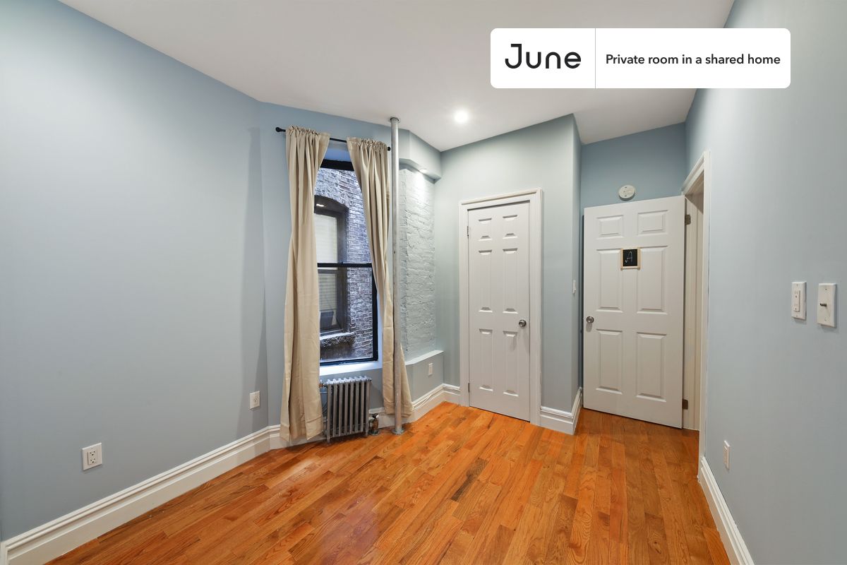 PLEASE NOTE: This is a private room in a shared apartment. You will have your own bedroom and shared common areas (kitchen, bathroom, etc.) with other residents.
Queen bedroom in a 2 bedroom / 1 bathroom apartment!
Check out 3D tour now: https://jnhm.es/Vd
This Queen room in Columbus Circle is available on a 12 month lease or a flexible short term (31 to 364 days) lease. You pick your custom start and end date. Monthly rent rate is determined by furnishing preference, move-in date and move-out date. Speak to a June representative for recommendations on the best stay duration for the lowest rate, and learn more about this home on the June website: https://jnhm.es/5HZ
Amenities of this home: Dishwasher, Furnished Common Areas, Wi-Fi - Paid separately (High-Speed), Guarantors Allowed, Street parking - City permit required, Laundry in home (free), Wall-Mounted TV, Hardwood Flooring, Microwave, Oven, Refrigerator, also, this unit is conveniently located, several local parks, restaurants and bars are just minutes away.
About June Homes: Welcome to the easiest rental experience of your life. Rent furnished or unfurnished apartments on a 12 month lease or a flexible short term (31 to 364 days). As a resident, you’ll have access to 24/7 support and monthly cleanings of the home’s shared spaces. Sign up now to apply online for your next home with June: https://jnhm.es/sign-roomi
Brokers welcome! Contact us for more details.
Interested? Use this listing ID when speaking to June team: #710 A