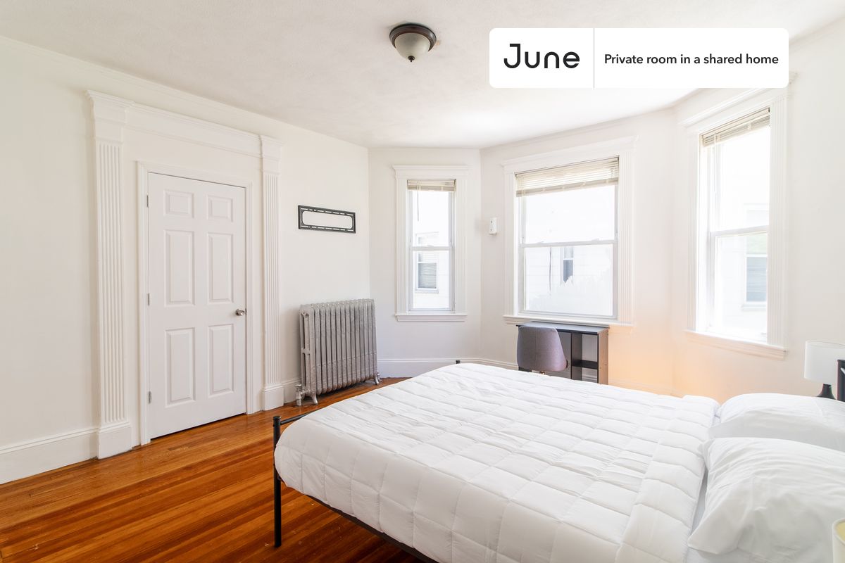 

PLEASE NOTE: This is a private room in a shared apartment. You will have your own bedroom and shared common areas (kitchen, bathroom, etc.) with other residents.

Queen bedroom in a 5 bedroom / 2 bathroom apartment!

Check out 3D tour now:  https://jnhm.es/8eu

This  Queen room in Dorchester Center  is available on a 12 month lease or a flexible short term (31 to 364 days) lease. You pick your custom start and end date. Monthly rent rate is determined by furnishing preference, move-in date and move-out date. Speak to a June representative for recommendations on the best stay duration for the lowest rate, and learn more about this home on the June website:  https://jnhm.es/6k1

Amenities of this home:   Laundry - Paid separately (in building),    Street parking - City permit required,          Guarantors Allowed,    Wi-Fi - Paid separately (High-Speed),    Dishwasher,    Hardwood Flooring,    Microwave,    Refrigerator,   also, this unit is conveniently located, several local parks, restaurants and bars are just minutes away.

About June Homes: Welcome to the easiest rental experience of your life. Rent furnished or unfurnished apartments on a 12 month lease or a flexible short term (31 to 364 days). As a resident, you’ll have access to 24/7 support and monthly cleanings of the home’s shared spaces. Sign up now to apply online for your next home with June: https://jnhm.es/sign-roomi

Brokers welcome! Contact us for more details.

Interested? Kindly note that the minimum stay duration would be 31 days. 

Use this listing ID when speaking to June team:  #1494 C
