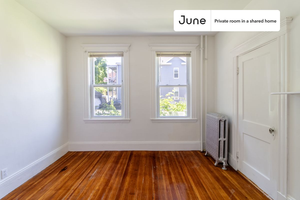 

PLEASE NOTE: This is a private room in a shared apartment. You will have your own bedroom and shared common areas (kitchen, bathroom, etc.) with other residents.

Queen bedroom in a 5 bedroom / 2 bathroom apartment!

Check out 3D tour now:  https://jnhm.es/8eu

This  Queen room in Dorchester Center  is available on a 12 month lease or a flexible short term (31 to 364 days) lease. You pick your custom start and end date. Monthly rent rate is determined by furnishing preference, move-in date and move-out date. Speak to a June representative for recommendations on the best stay duration for the lowest rate, and learn more about this home on the June website:  https://jnhm.es/6k0

Amenities of this home:   Laundry - Paid separately (in building),    Street parking - City permit required,          Guarantors Allowed,    Wi-Fi - Paid separately (High-Speed),    Dishwasher,    Hardwood Flooring,    Microwave,    Refrigerator,   also, this unit is conveniently located, several local parks, restaurants and bars are just minutes away.

About June Homes: Welcome to the easiest rental experience of your life. Rent furnished or unfurnished apartments on a 12 month lease or a flexible short term (31 to 364 days). As a resident, you’ll have access to 24/7 support and monthly cleanings of the home’s shared spaces. Sign up now to apply online for your next home with June: https://jnhm.es/sign-roomi

Brokers welcome! Contact us for more details.

Interested? Kindly note that the minimum stay duration would be 31 days. 

Use this listing ID when speaking to June team:  #1494 D
