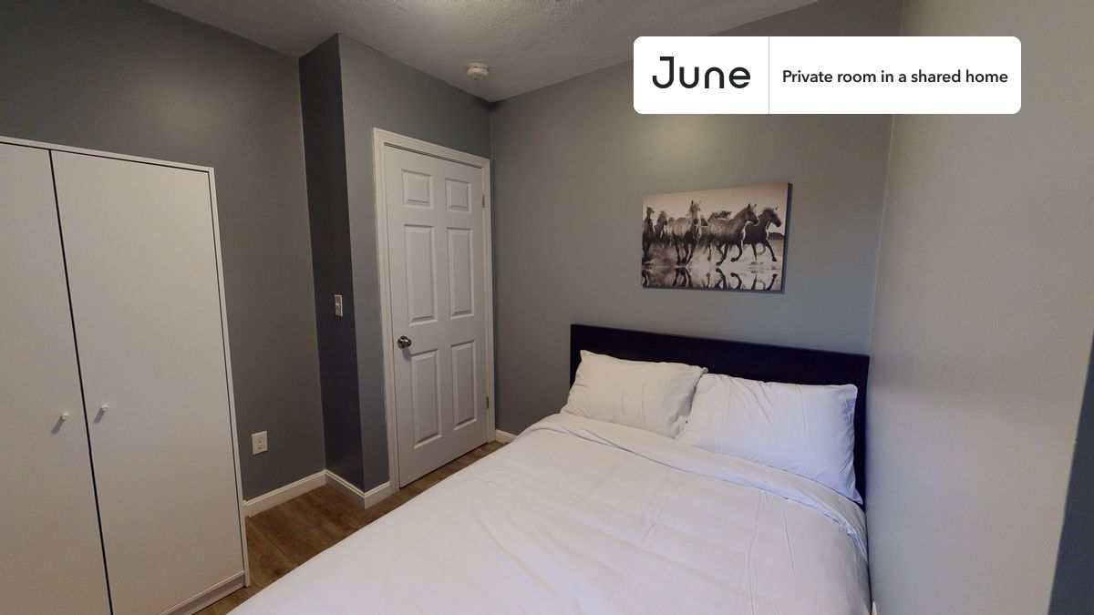 

PLEASE NOTE: This is a private room in a shared apartment. You will have your own bedroom and shared common areas (kitchen, bathroom, etc.) with other residents.

Queen bedroom in a 3 bedroom / 1 bathroom apartment!

Check out 3D tour now:  https://jnhm.es/5g

This  Queen room in North End  is available on a 12 month lease or a flexible short term (31 to 364 days) lease. You pick your custom start and end date. Monthly rent rate is determined by furnishing preference, move-in date and move-out date. Speak to a June representative for recommendations on the best stay duration for the lowest rate, and learn more about this home on the June website:  https://jnhm.es/5xk

Amenities of this home:   Laundry - Paid separately (in building),    Street parking - City permit required,    32-inch Flat-Screen TV,       Guarantors Allowed,    Wi-Fi - Paid separately (High-Speed),    Furnished Common Areas,    Dishwasher,       Hardwood Flooring,    Microwave,    Oven,    Refrigerator,   also, this unit is conveniently located, several local parks, restaurants and bars are just minutes away.

About June Homes: Welcome to the easiest rental experience of your life. Rent furnished or unfurnished apartments on a 12 month lease or a flexible short term (31 to 364 days). As a resident, you’ll have access to 24/7 support and monthly cleanings of the home’s shared spaces. Sign up now to apply online for your next home with June: https://jnhm.es/sign-roomi

Brokers welcome! Contact us for more details.

Interested? Kindly note that the minimum stay duration would be 31 days. 

Use this listing ID when speaking to June team:  #472 B