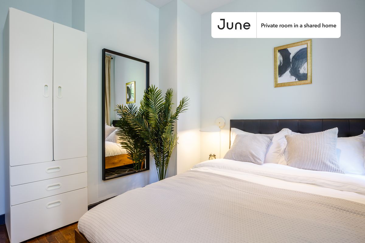 

PLEASE NOTE: This is a private room in a shared apartment. You will have your own bedroom and shared common areas (kitchen, bathroom, etc.) with other residents.

Queen bedroom in a 4 bedroom / 2 bathroom apartment!

Check out 3D tour now:  https://jnhm.es/Pw

This  Queen room in Upper East Side  is available on a 12 month lease or a flexible short term (31 to 364 days) lease. You pick your custom start and end date. Monthly rent rate is determined by furnishing preference, move-in date and move-out date. Speak to a June representative for recommendations on the best stay duration for the lowest rate, and learn more about this home on the June website:  https://jnhm.es/Bb

Amenities of this home:   Furnished Common Areas,    Wi-Fi - Paid separately (High-Speed),    Guarantors Allowed,       32-inch Flat-Screen TV,    Dine in kitchen,    Laundry - Paid separately (in building),       Hardwood Flooring,    Microwave,    Oven,    Refrigerator,   also, this unit is conveniently located, several local parks, restaurants and bars are just minutes away.

About June Homes: Welcome to the easiest rental experience of your life. Rent furnished or unfurnished apartments on a 12 month lease or a flexible short term (31 to 364 days). As a resident, you’ll have access to 24/7 support and monthly cleanings of the home’s shared spaces. Sign up now to apply online for your next home with June: https://jnhm.es/sign-roomi

Brokers welcome! Contact us for more details.

Interested? Use this listing ID when speaking to June team:  #157 D