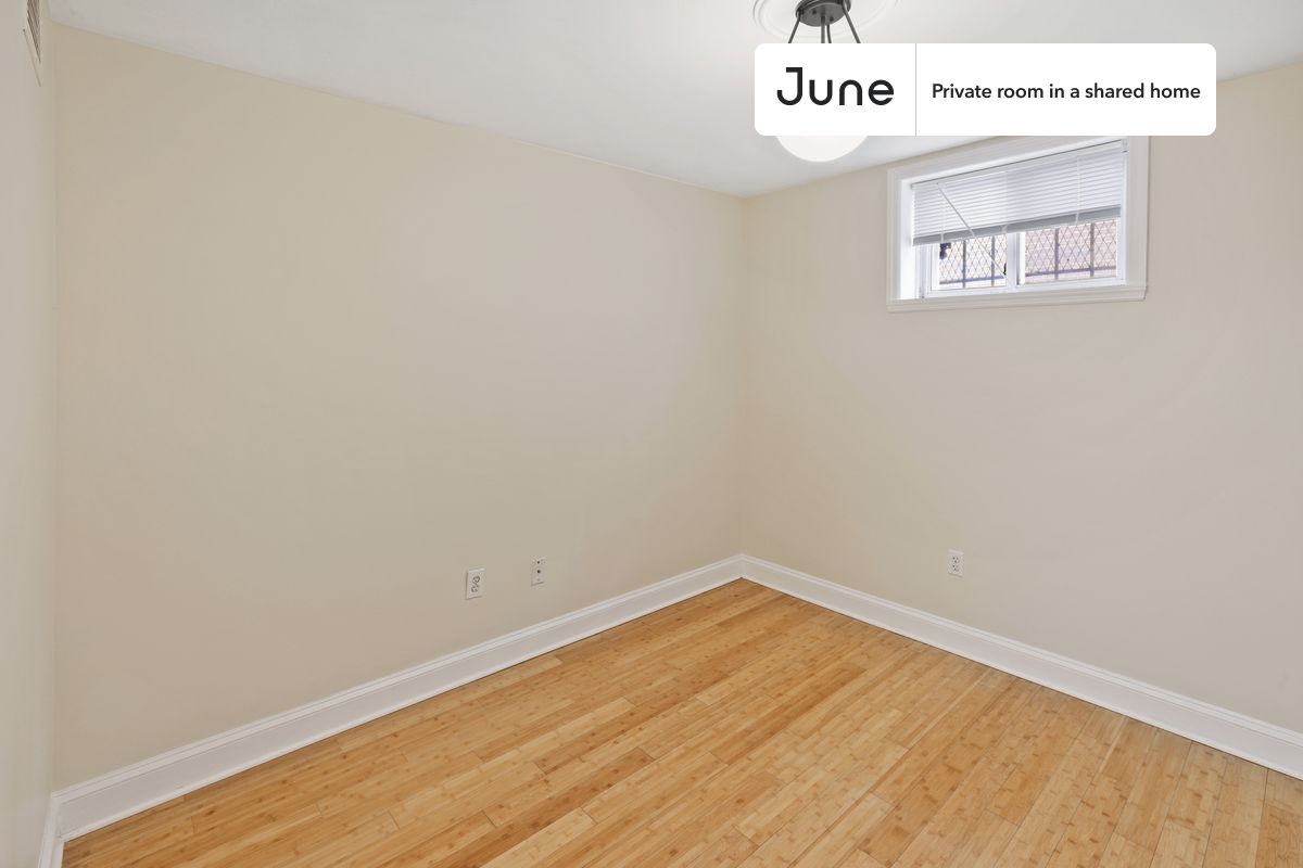 PLEASE NOTE: This is a private room in a shared apartment. You will have your own bedroom and shared common areas (kitchen, bathroom, etc.) with other residents.
Queen bedroom in a 2 bedroom / 2 bathroom apartment!
Check out 3D tour now: https://jnhm.es/10d
This Queen room in Brentwood is available on a 12 month lease or a flexible short term (31 to 364 days) lease. You pick your custom start and end date. Monthly rent rate is determined by furnishing preference, move-in date and move-out date. Speak to a June representative for recommendations on the best stay duration for the lowest rate, and learn more about this home on the June website: https://jnhm.es/5RC
Amenities of this home: Dishwasher, Furnished Common Areas, Wi-Fi - Paid separately (High-Speed), Guarantors Allowed, Central AC (Common space), Street parking - City permit required, Laundry in home (free), Wall-Mounted TV, Hardwood Flooring, Microwave, Oven, Refrigerator, also, this unit is conveniently located, several local parks, restaurants and bars are just minutes away.
About June Homes: Welcome to the easiest rental experience of your life. Rent furnished or unfurnished apartments on a 12 month lease or a flexible short term (31 to 364 days). As a resident, you’ll have access to 24/7 support and monthly cleanings of the home’s shared spaces. Sign up now to apply online for your next home with June: https://jnhm.es/sign-roomi
Brokers welcome! Contact us for more details.
Interested? Kindly note that the minimum stay duration would be 31 days.
Use this listing ID when speaking to June team: #911 B
