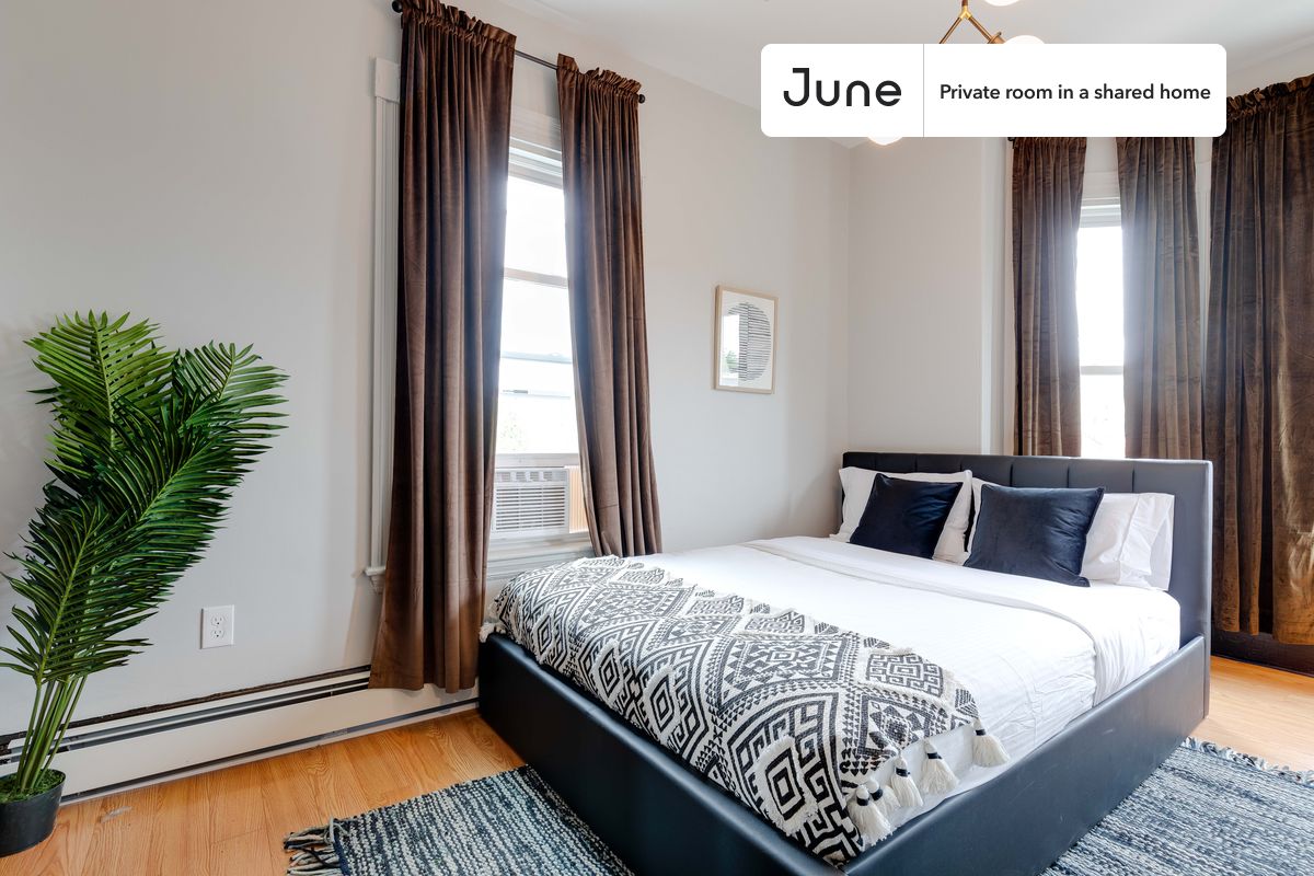 PLEASE NOTE: This is a private room in a shared apartment. You will have your own bedroom and shared common areas (kitchen, bathroom, etc.) with other residents.
Queen bedroom in a 4 bedroom / 1.5 bathroom apartment!
Check out 3D tour now: https://jnhm.es/Qk
This Queen room in South Boston is available on a 12 month lease or a flexible short term (31 to 364 days) lease. You pick your custom start and end date. Monthly rent rate is determined by furnishing preference, move-in date and move-out date. Speak to a June representative for recommendations on the best stay duration for the lowest rate, and learn more about this home on the June website: https://jnhm.es/C9
Amenities of this home: Dishwasher, Furnished Common Areas, Wi-Fi - Paid separately (High-Speed), Guarantors Allowed, 32-inch Flat-Screen TV, Dine in kitchen, Street parking - City permit required, Laundry in home (free), Smart lock, Storage available, Balcony, Hardwood Flooring, Microwave, Oven, Refrigerator, also, this unit is conveniently located, several local parks, restaurants and bars are just minutes away.
About June Homes: Welcome to the easiest rental experience of your life. Rent furnished or unfurnished apartments on a 12 month lease or a flexible short term (31 to 364 days). As a resident, you’ll have access to 24/7 support and monthly cleanings of the home’s shared spaces. Sign up now to apply online for your next home with June: https://jnhm.es/sign-roomi
Brokers welcome! Contact us for more details.
Interested? Kindly note that the minimum stay duration would be 31 days.
Use this listing ID when speaking to June team: #193 2A