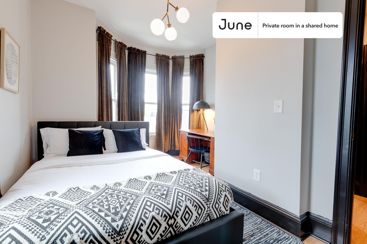 PLEASE NOTE: This is a private room in a shared apartment. You will have your own bedroom and shared common areas (kitchen, bathroom, etc.) with other residents.
Queen bedroom in a 4 bedroom / 1.5 bathroom apartment!
Check out 3D tour now: https://jnhm.es/Qk
This Queen room in South Boston is available on a 12 month lease or a flexible short term (31 to 364 days) lease. You pick your custom start and end date. Monthly rent rate is determined by furnishing preference, move-in date and move-out date. Speak to a June representative for recommendations on the best stay duration for the lowest rate, and learn more about this home on the June website: https://jnhm.es/C9
Amenities of this home: Dishwasher, Furnished Common Areas, Wi-Fi - Paid separately (High-Speed), Guarantors Allowed, 32-inch Flat-Screen TV, Dine in kitchen, Street parking - City permit required, Laundry in home (free), Smart lock, Storage available, Balcony, Hardwood Flooring, Microwave, Oven, Refrigerator, also, this unit is conveniently located, several local parks, restaurants and bars are just minutes away.
About June Homes: Welcome to the easiest rental experience of your life. Rent furnished or unfurnished apartments on a 12 month lease or a flexible short term (31 to 364 days). As a resident, you’ll have access to 24/7 support and monthly cleanings of the home’s shared spaces. Sign up now to apply online for your next home with June: https://jnhm.es/sign-roomi
Brokers welcome! Contact us for more details.
Interested? Kindly note that the minimum stay duration would be 31 days.
Use this listing ID when speaking to June team: #193 2A
